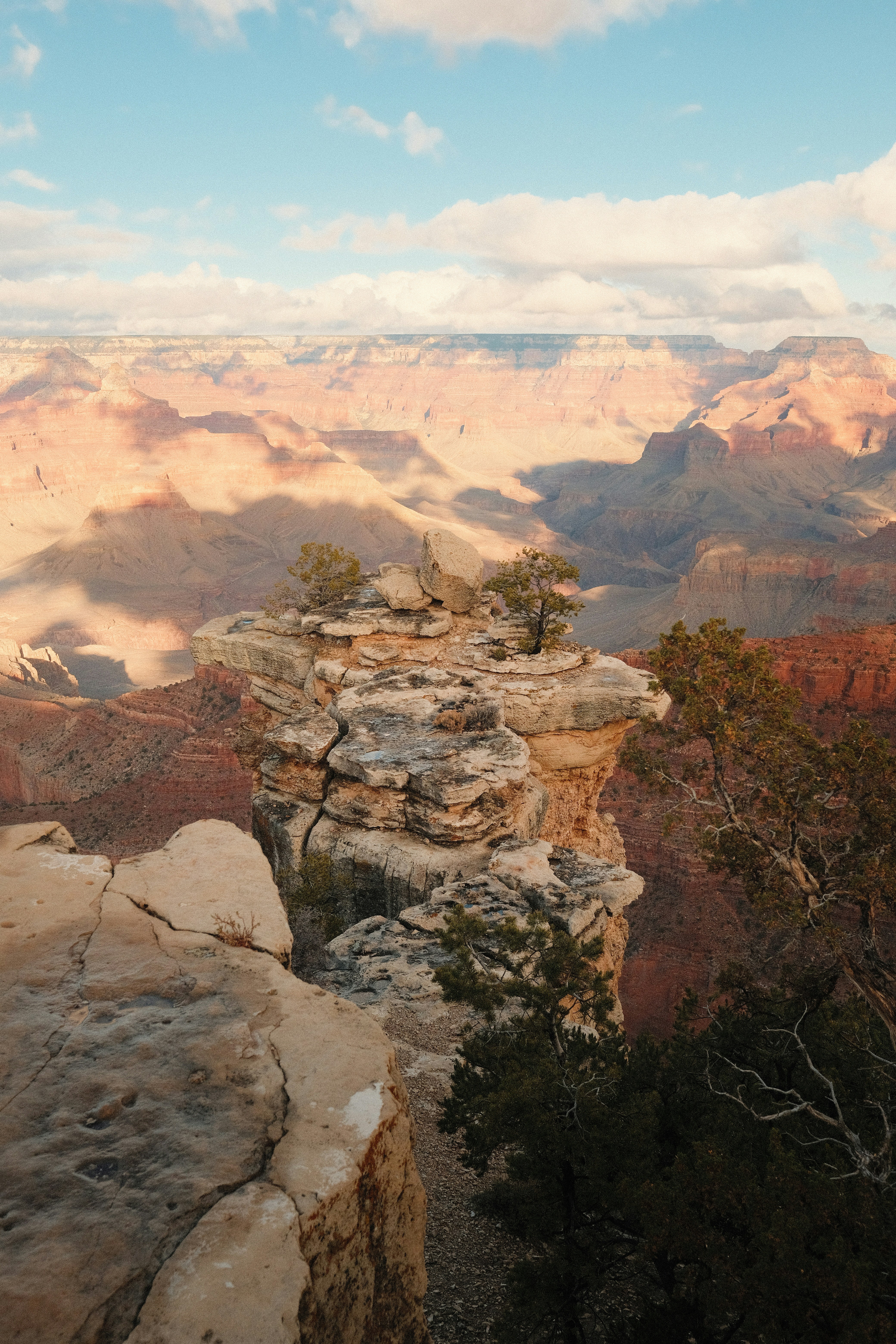 Felsformation in einer weitläufigen Schluchtlandschaft.