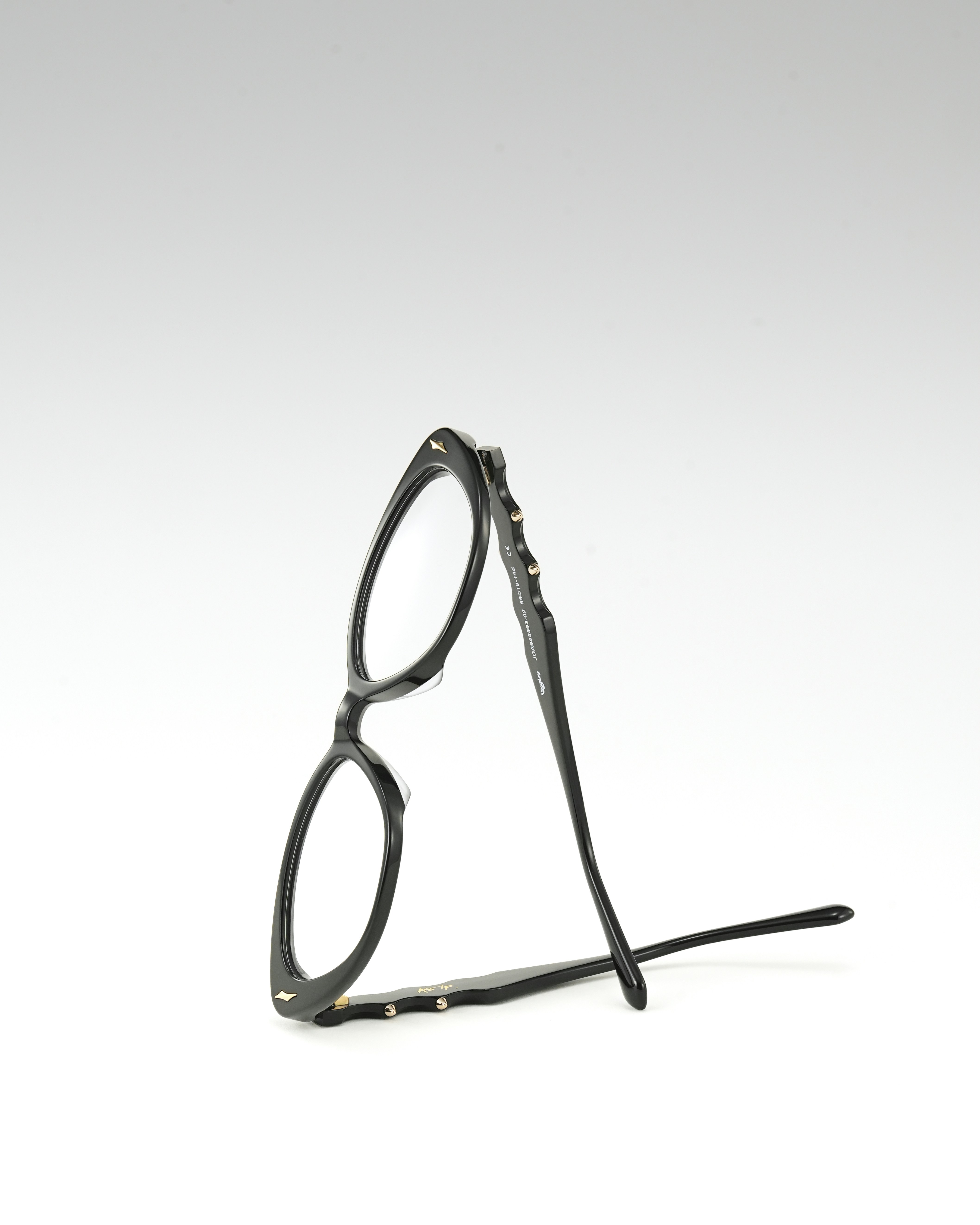 白い背景に黒い猫目の眼鏡