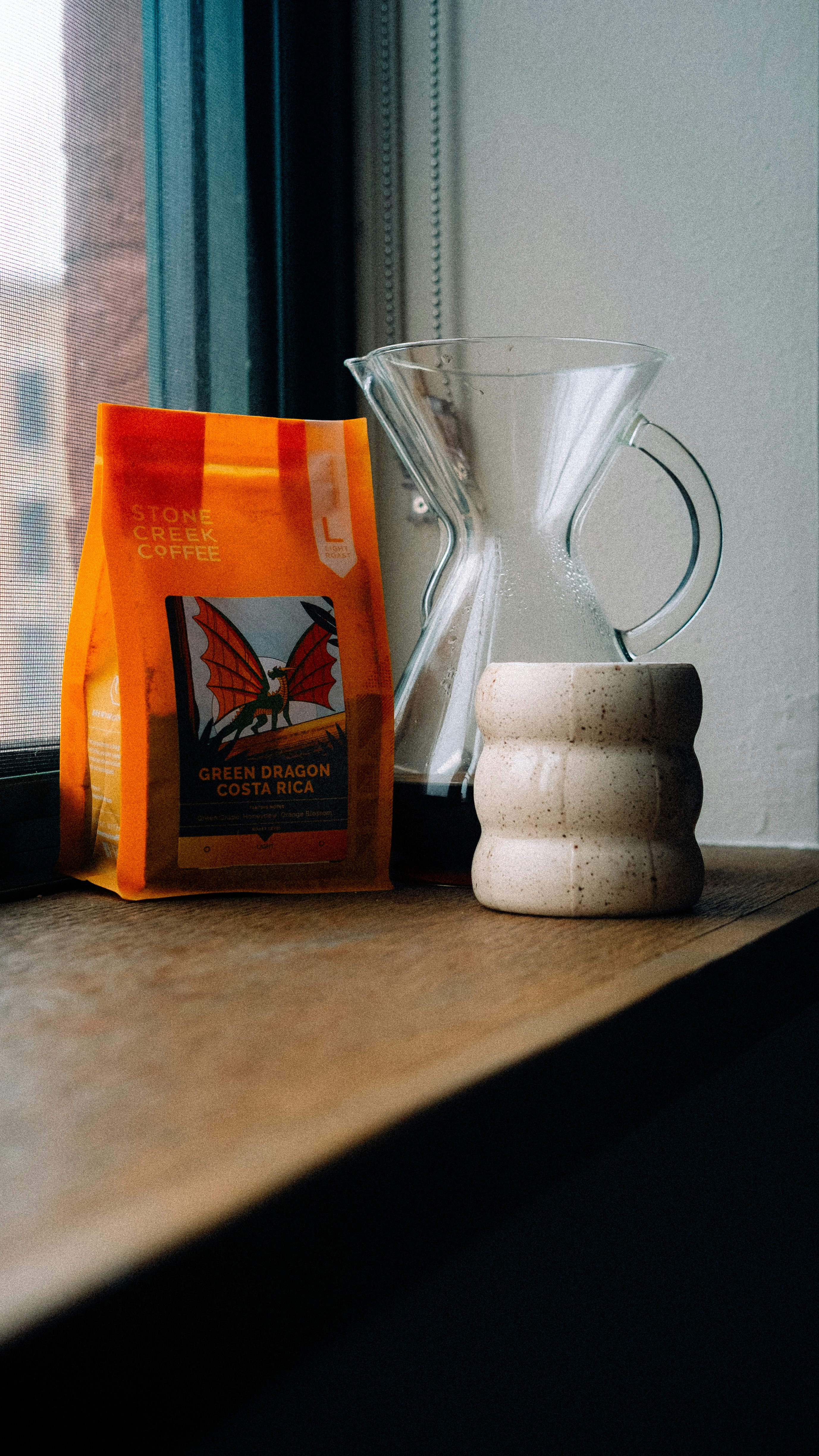 コーヒー豆の袋が手入れコーヒーメーカーの隣に置かれています。