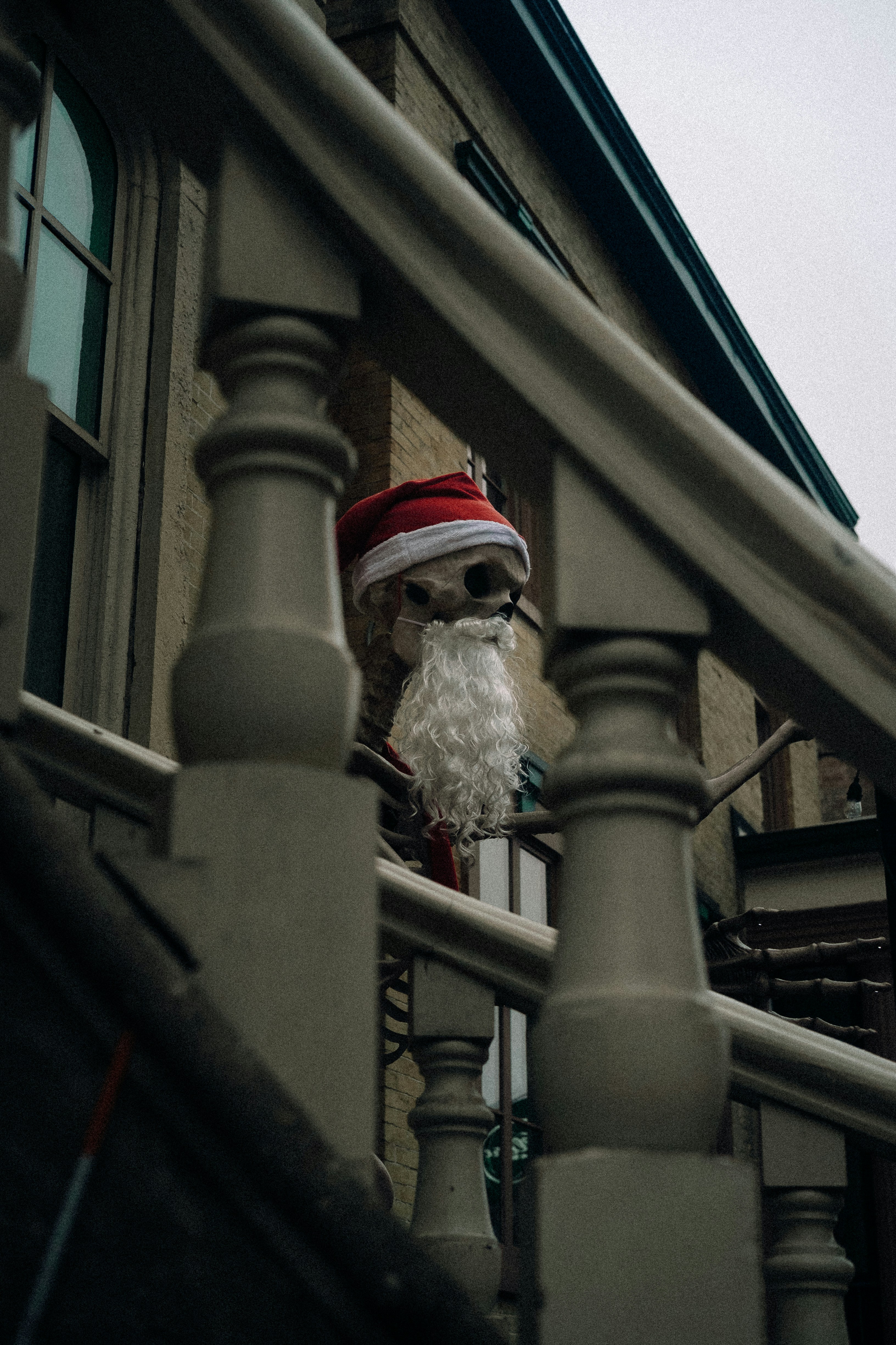 階段にサンタクロースの格好をした骸骨