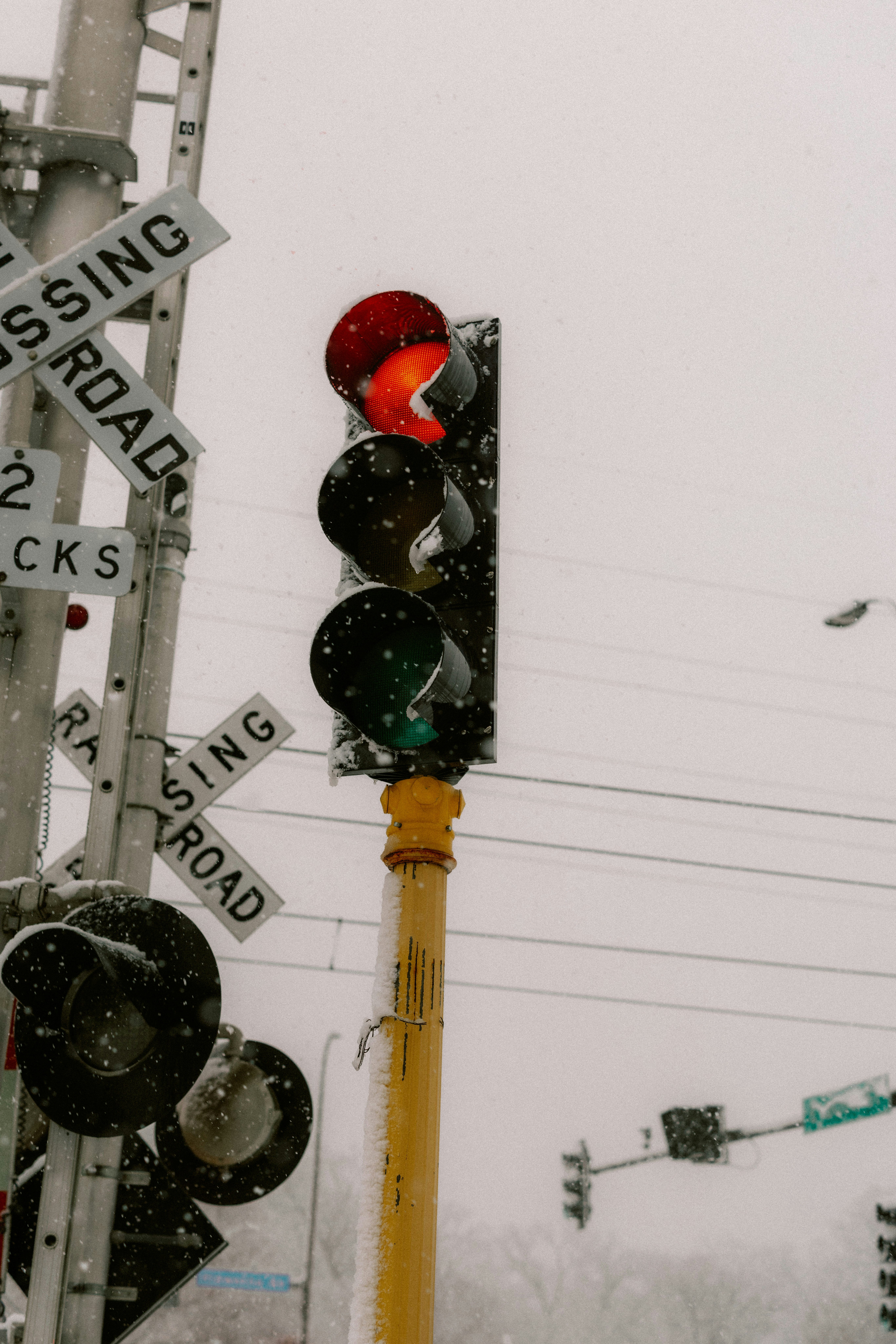 눈 속의 철도 건널목 신호 사진 – Unsplash의 무료 겨울 이미지, image size:3000x4498