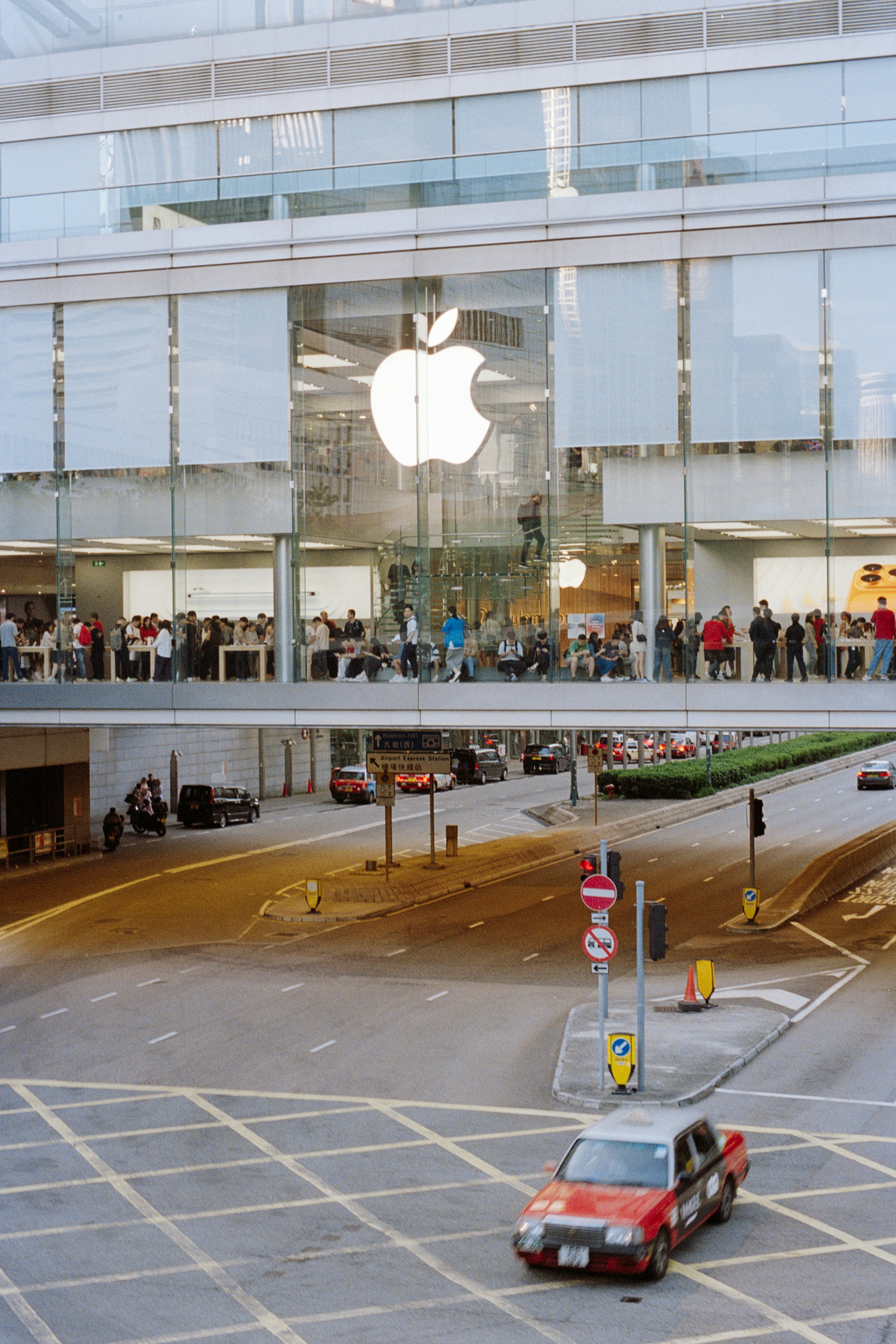 Apple store with people and city street photo – Free Cityscape Image on ...
