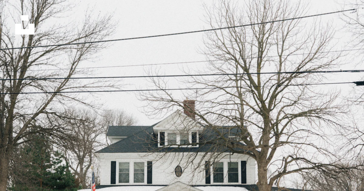 A white house with a porch in the snow photo – Free House Image on Unsplash