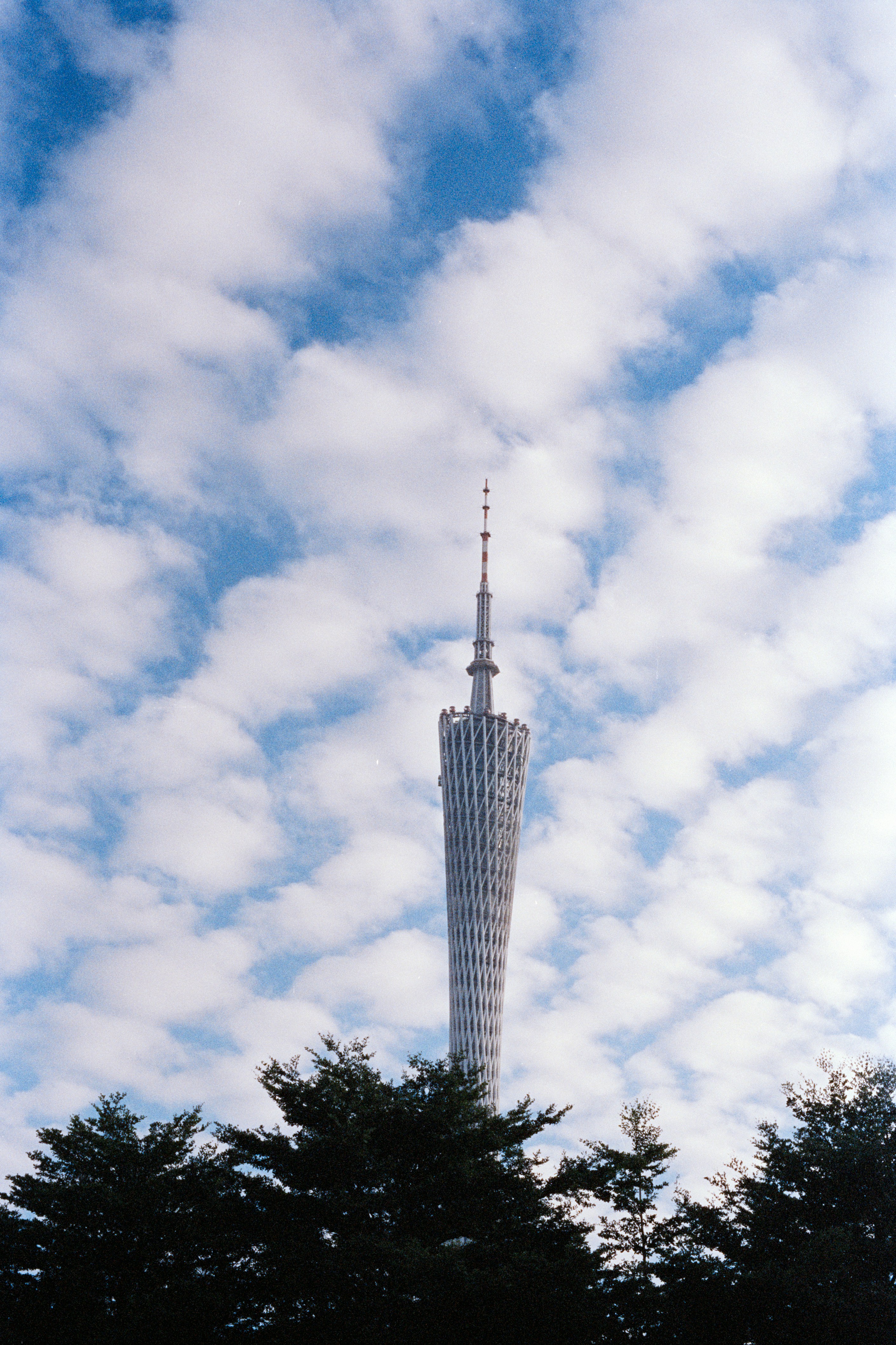 Kantonturm vor einem wolkenblauen Himmel
