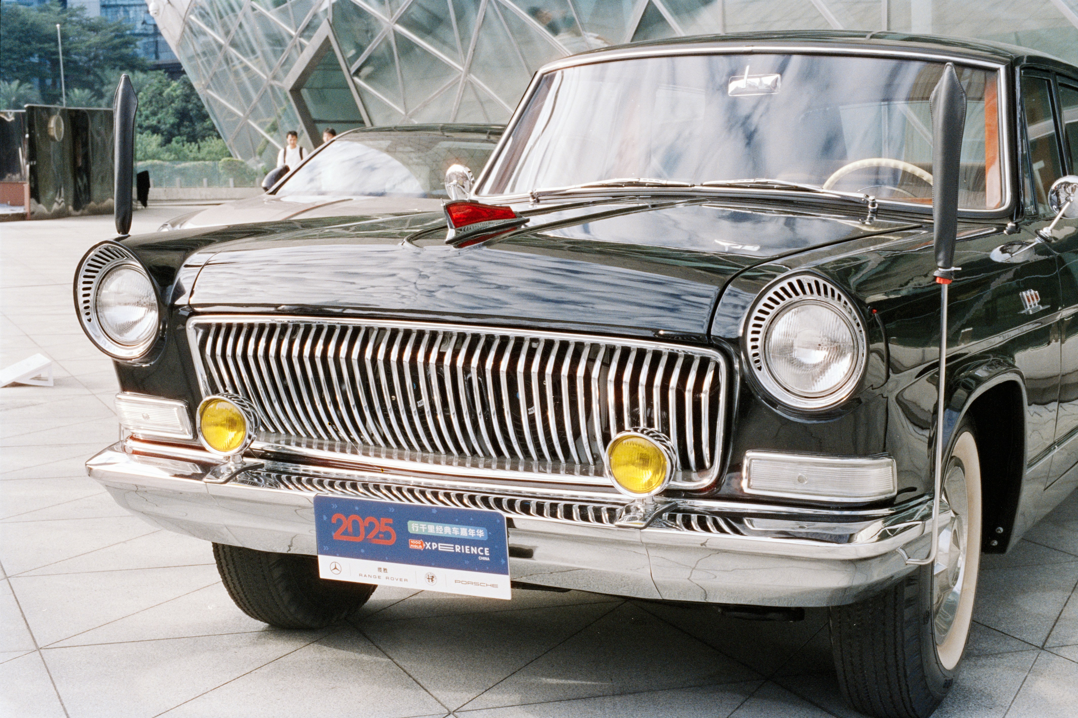 Klassisches schwarzes Auto mit Chromkühlergrill und gelben Lichtern