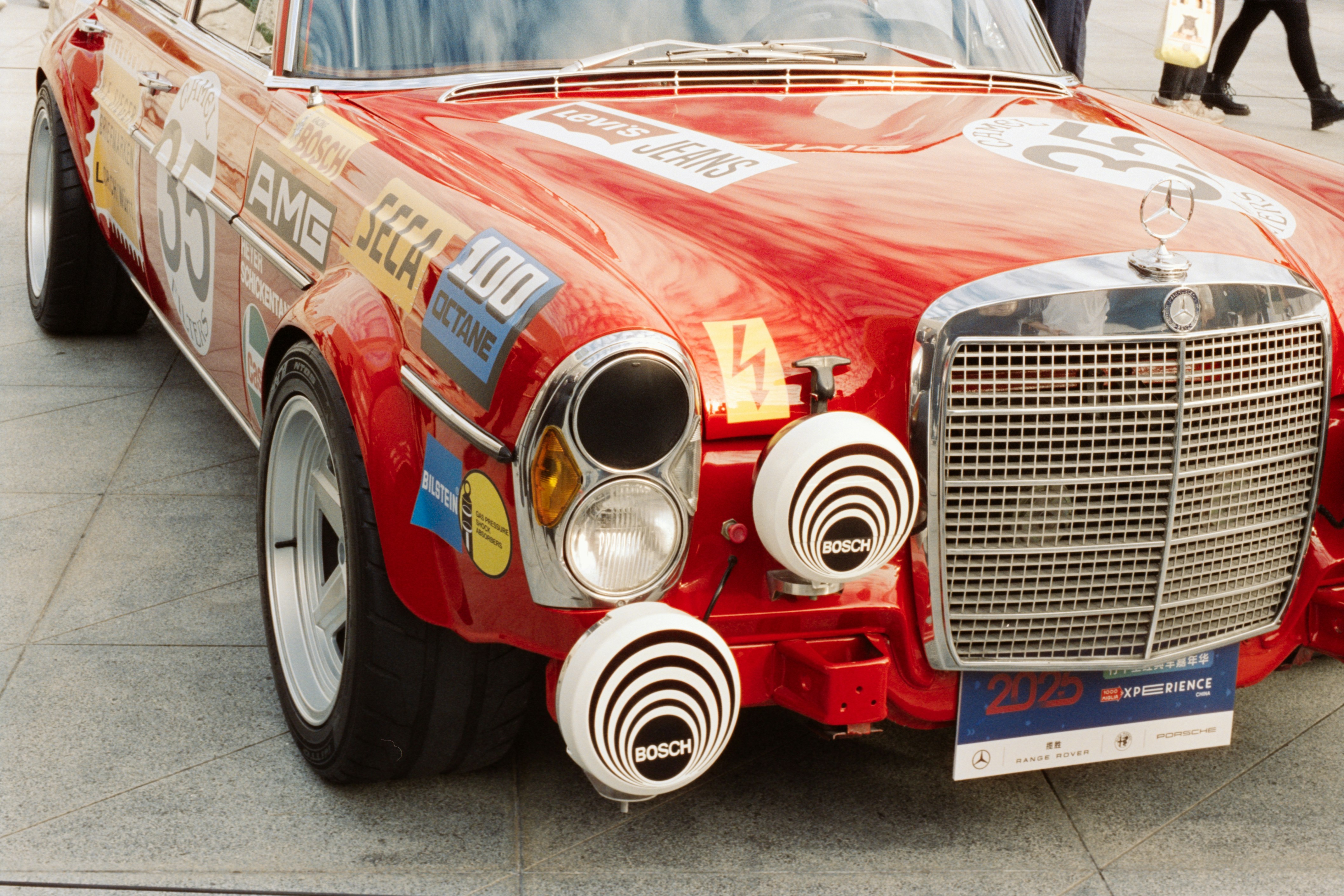 Klassischer roter Mercedes-Benz Rennwagen mit Rennaufklebern.