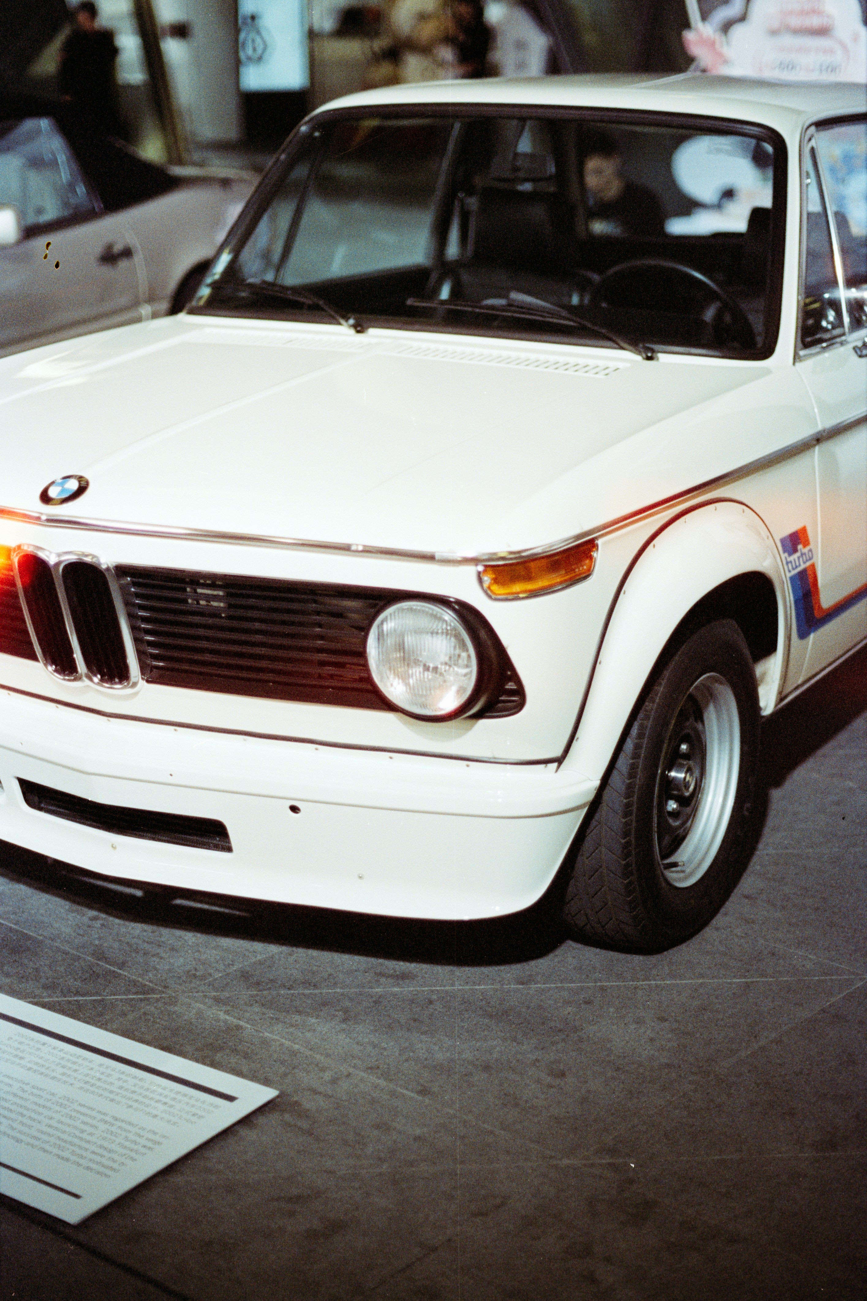 Weißer Oldtimer-BMW mit Rennstreifen