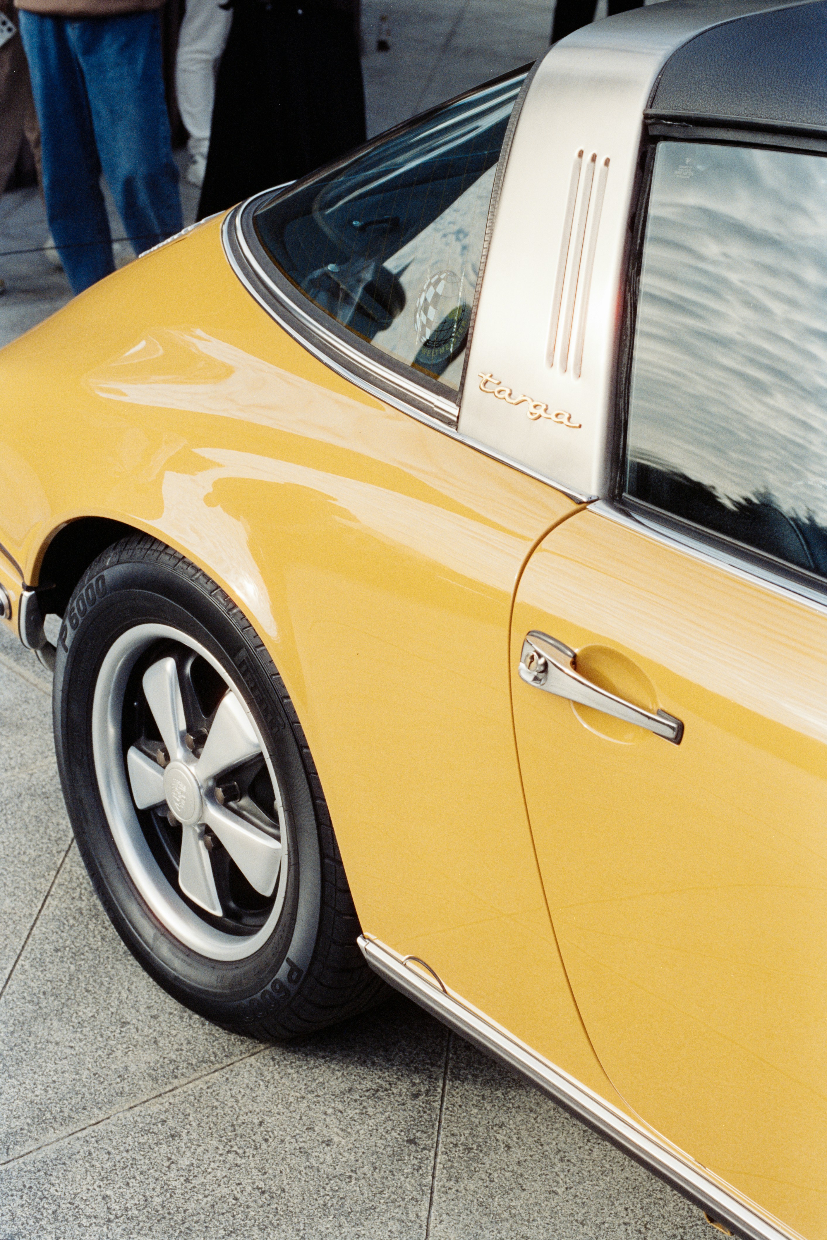 Un coche amarillo con el capó abierto en un aparcamiento foto – Imagen de  Fondo de pantalla gratuita en Unsplash, image size:3000x4500