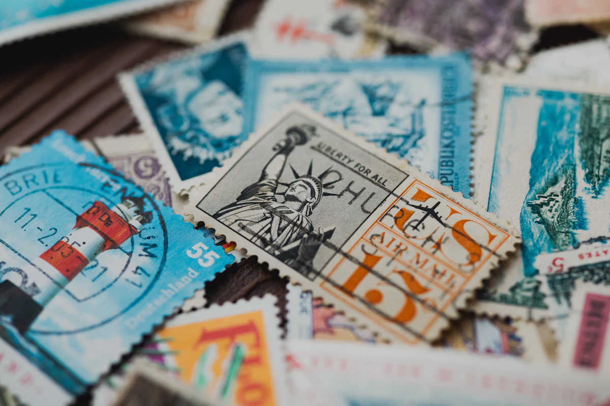 Photographie de plusieurs timbres-poste de collection