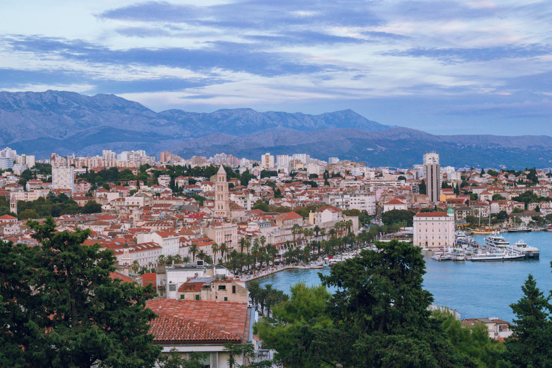 Vue panoramique de Split entre ville, port et montagnes