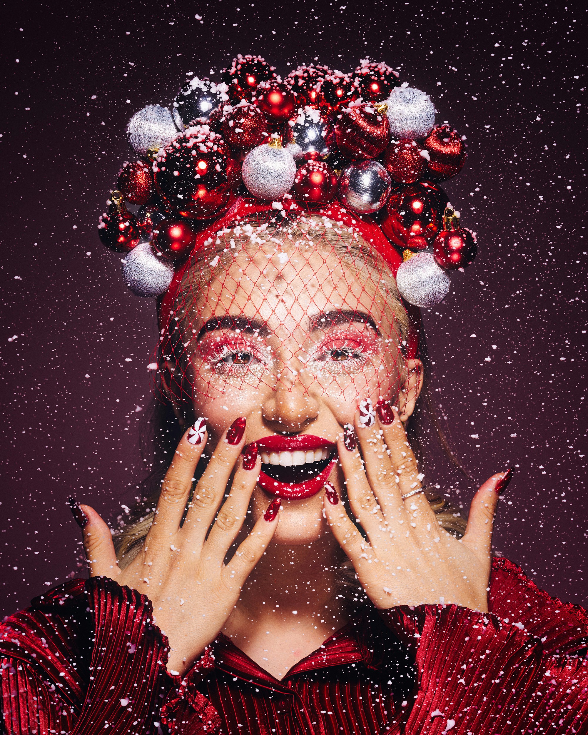 Frau in festlicher Kopfbedeckung mit fallendem Schnee