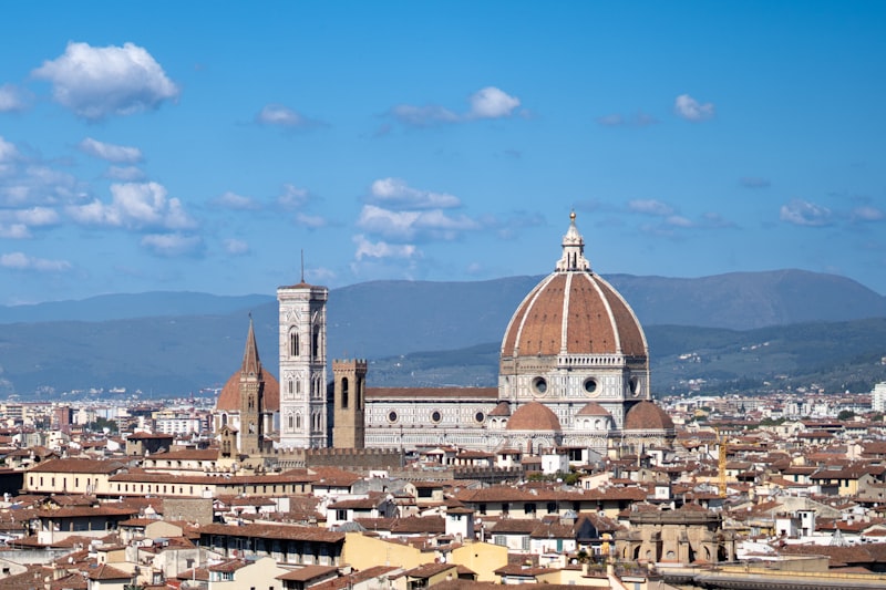 Skyline di Firenze con la cattedrale sotto il cielo azzurro