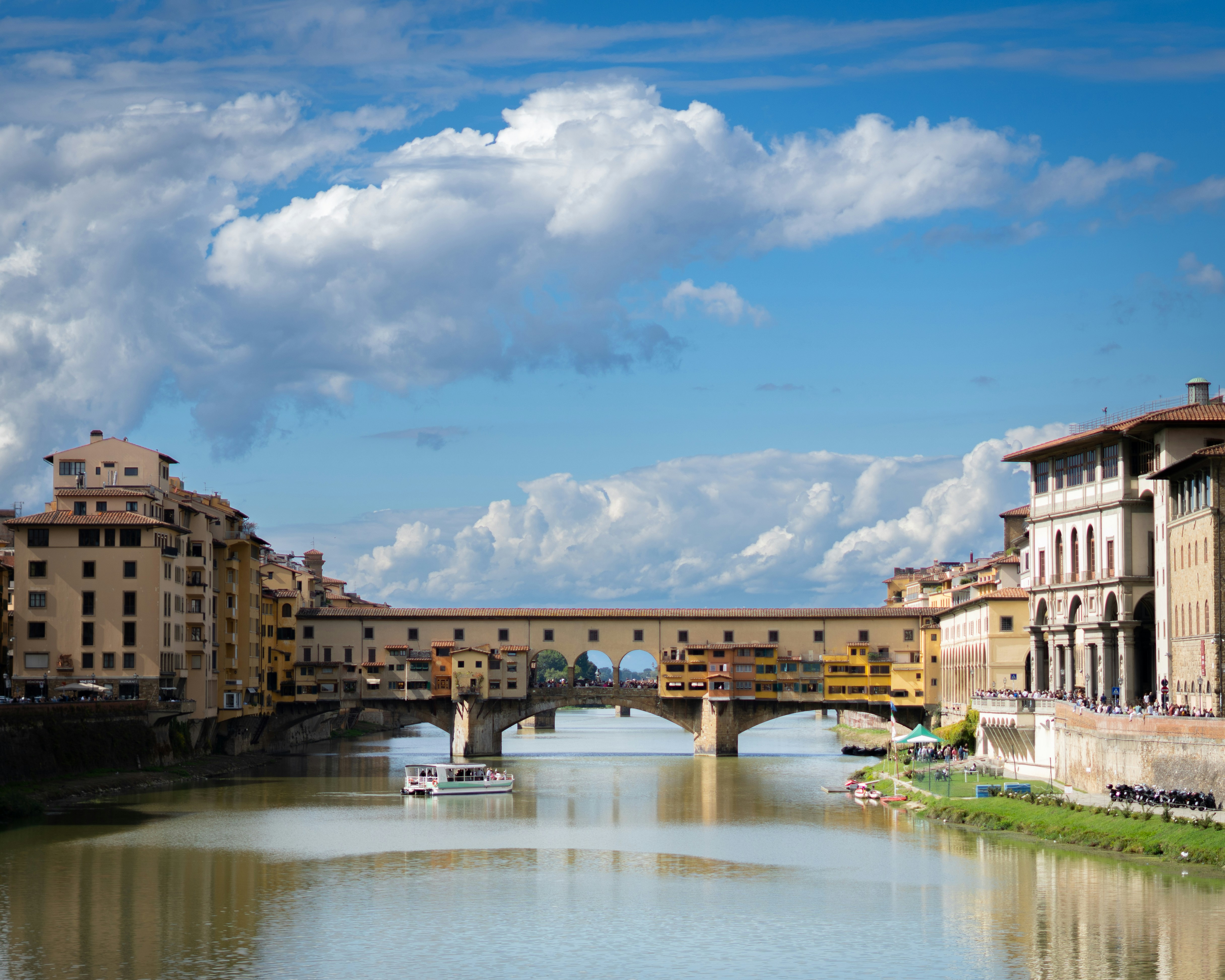 Ponte vecchio bridge over arno river in florence