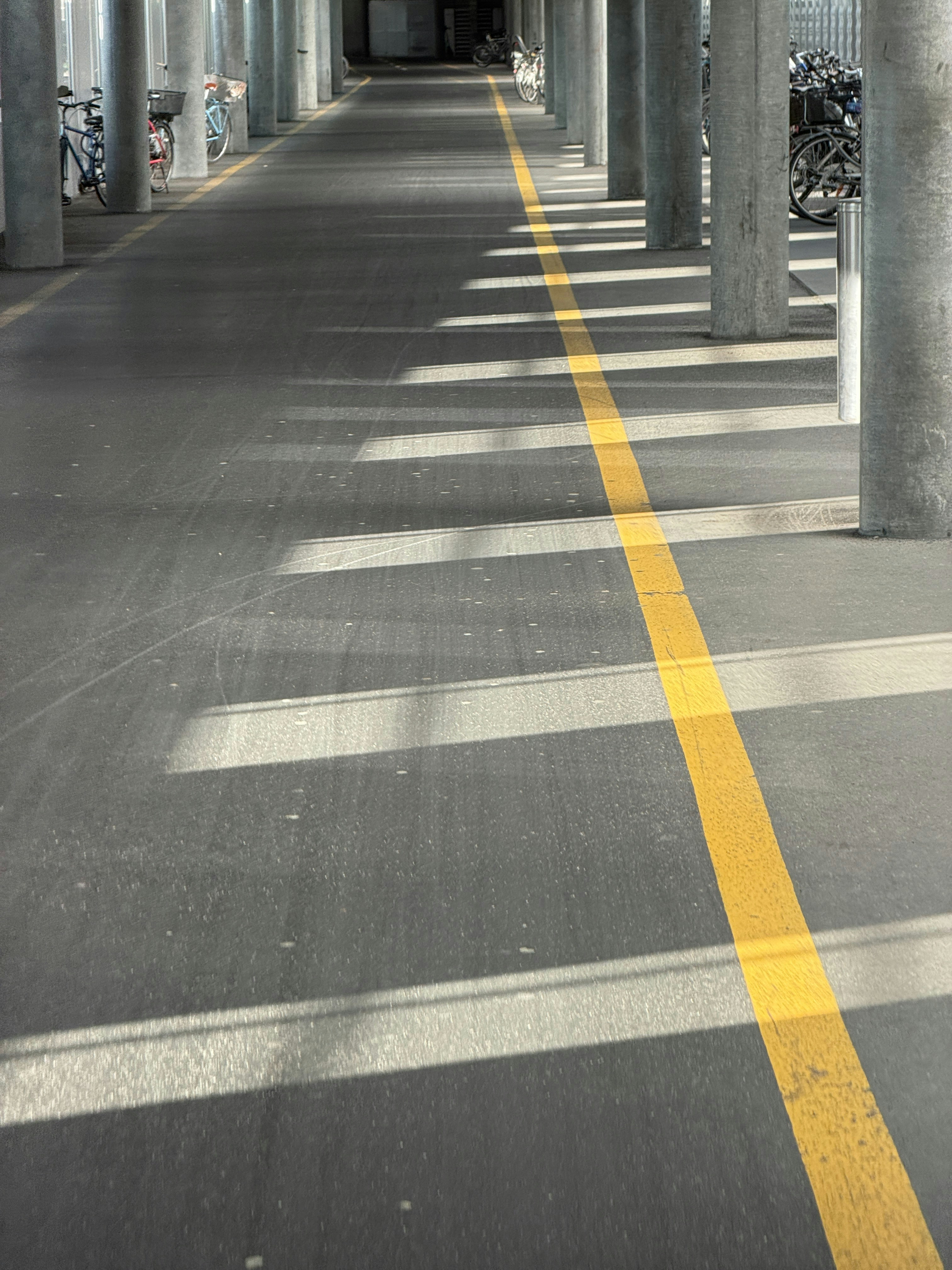 影のある通路の黄色い線