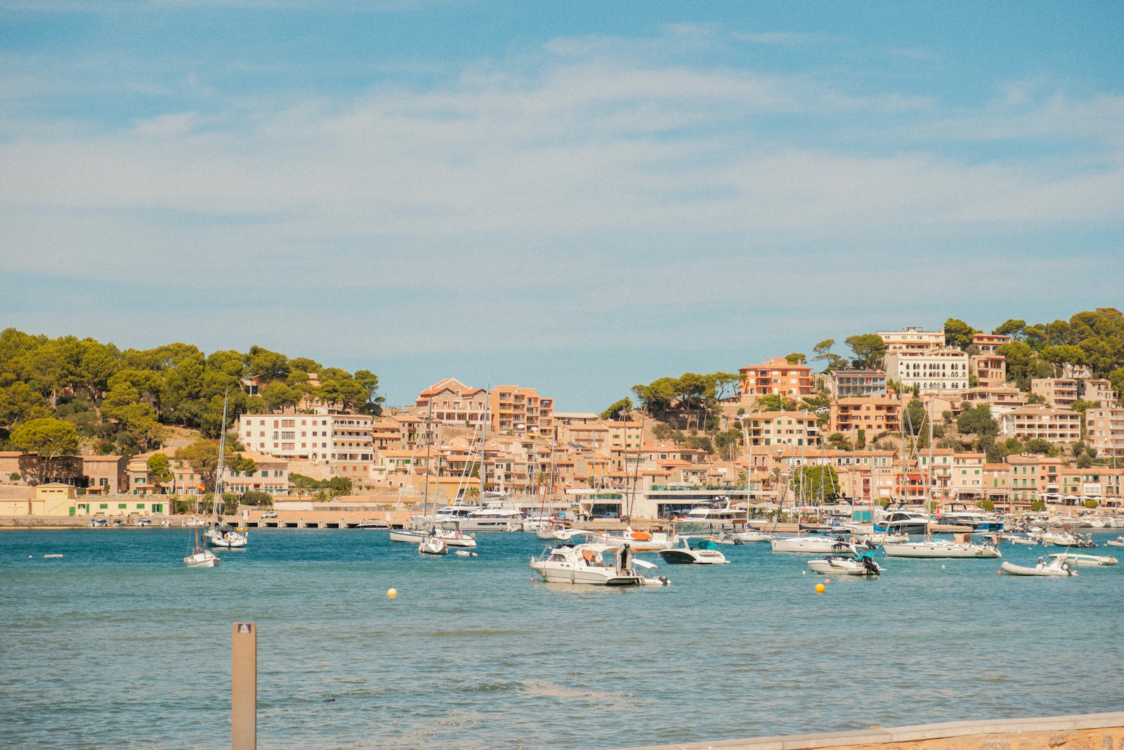 Puerto de Port d Andratx y ladera, suroeste de Mallorca — gestión de propiedades por SOLUXE