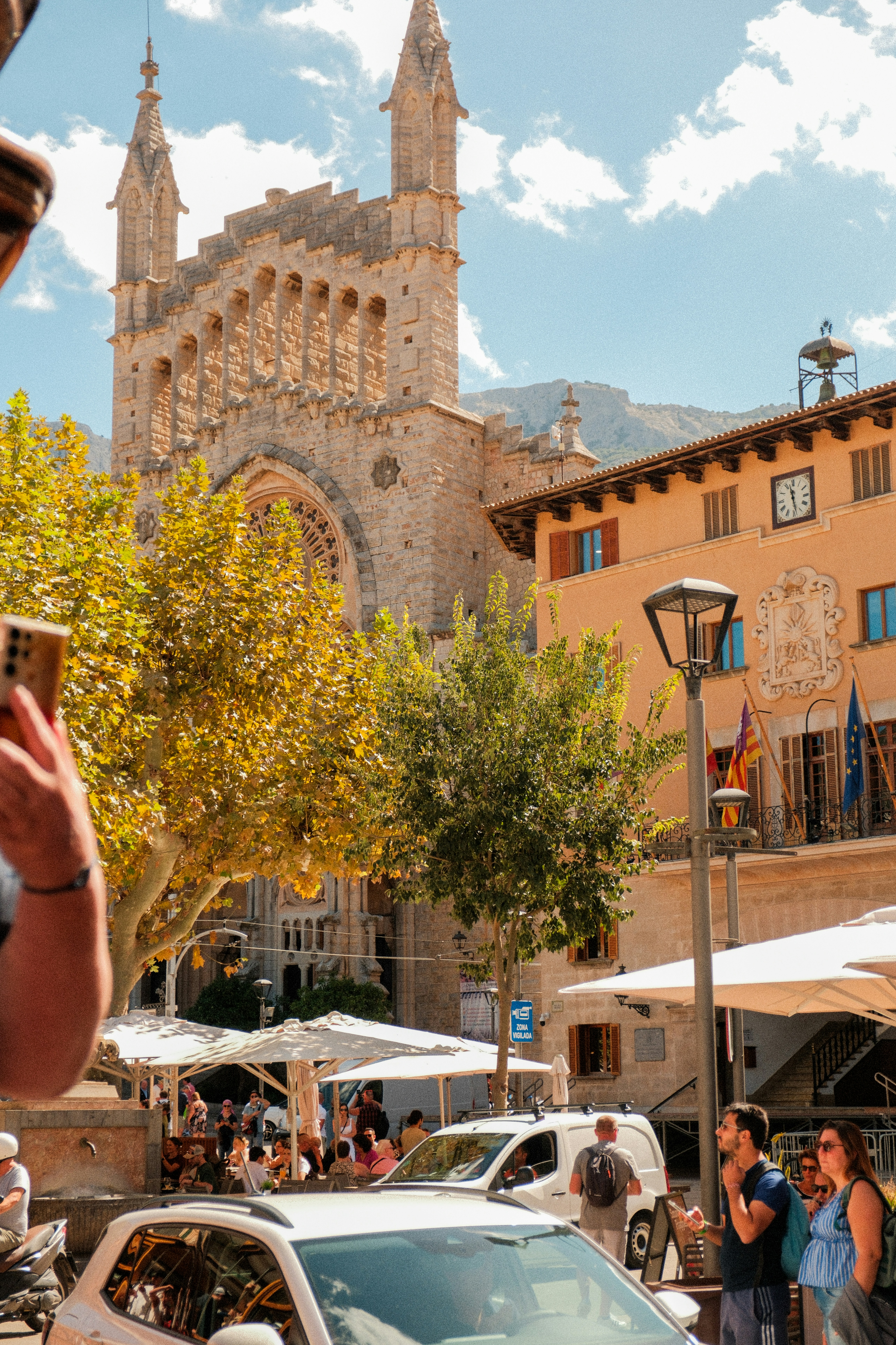 Place européenne historique avec église et café