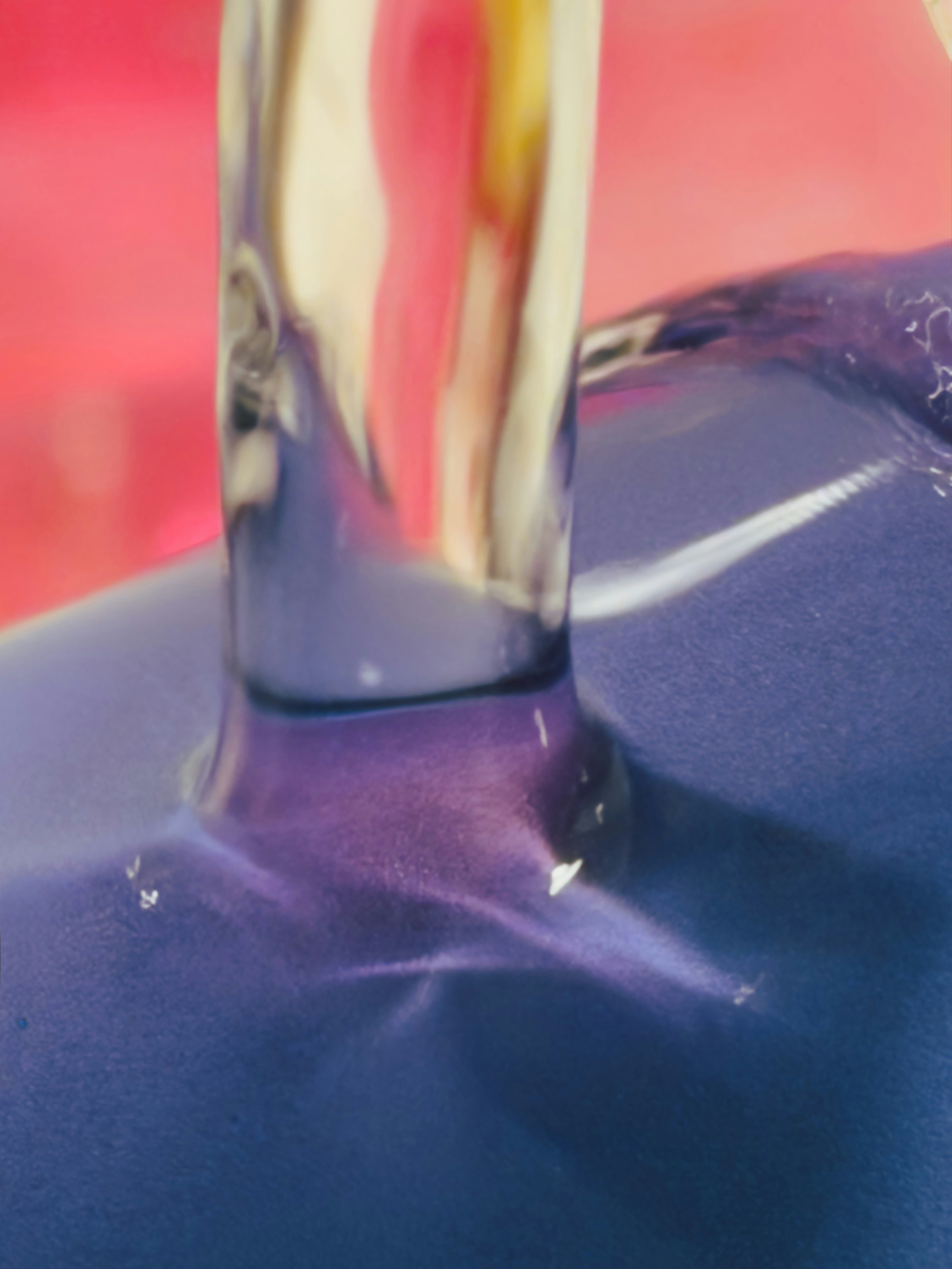 紫色の液体が青い表面の上を流れている