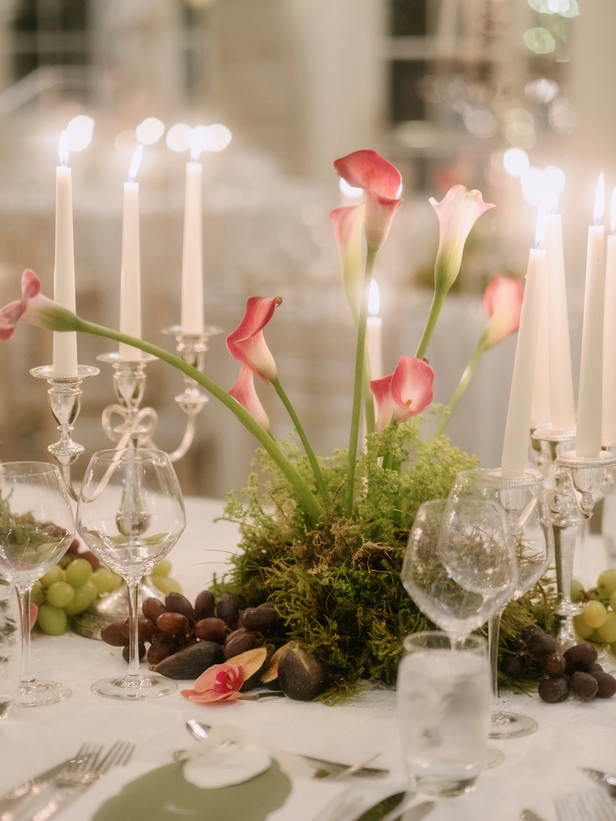 Elegant table setting with calla lilies and fruit