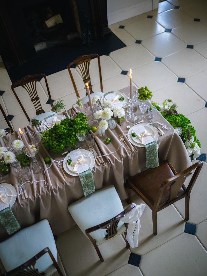 Festliche Tischgestaltung mit floralen Akzenten