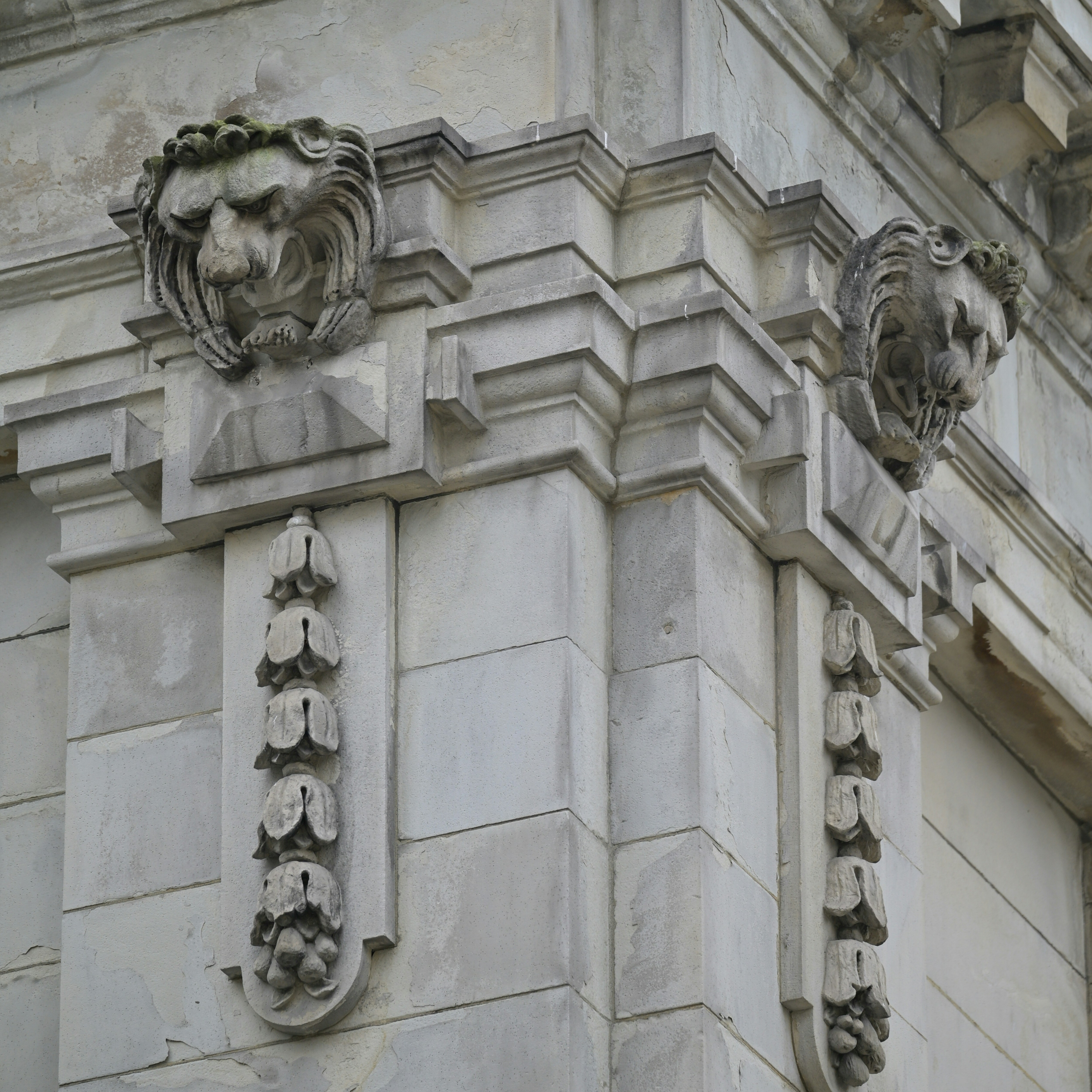 Steinarchitektonische Details mit Löwenköpfen und Laub.