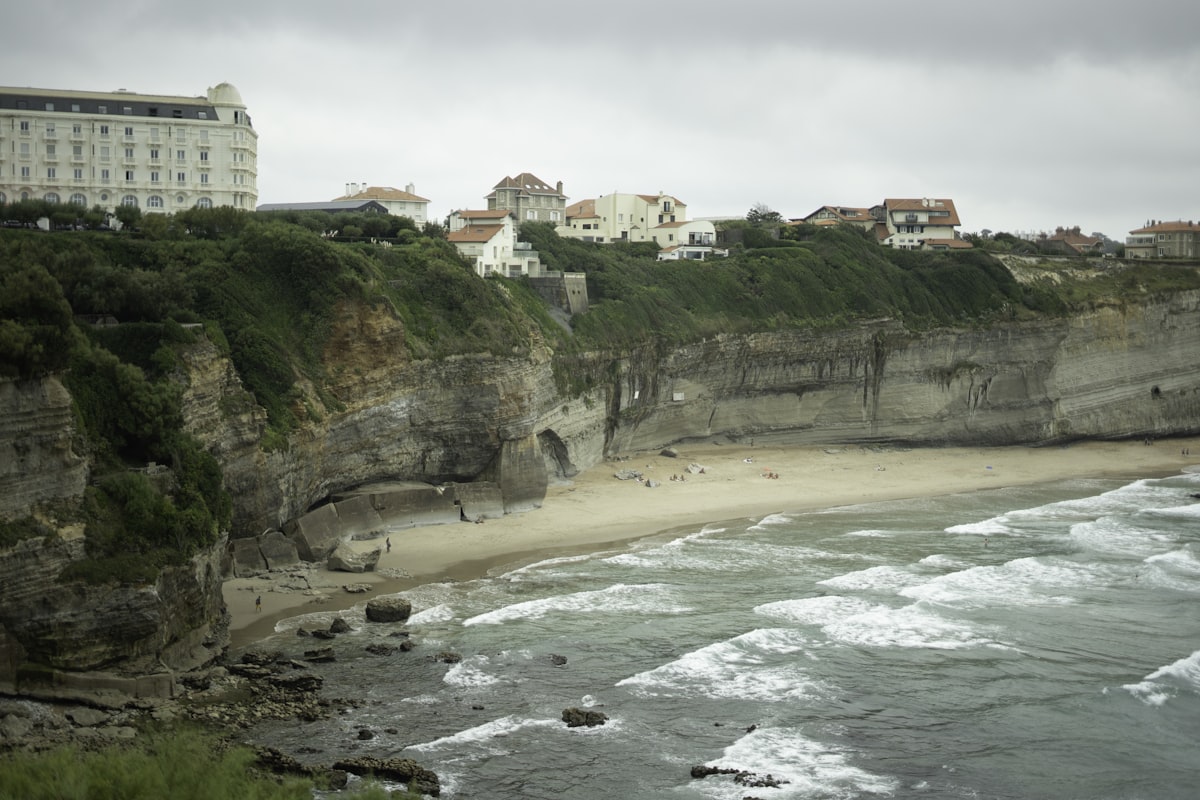 Anglet — falaises côtières et bâtiments en bord d'océan