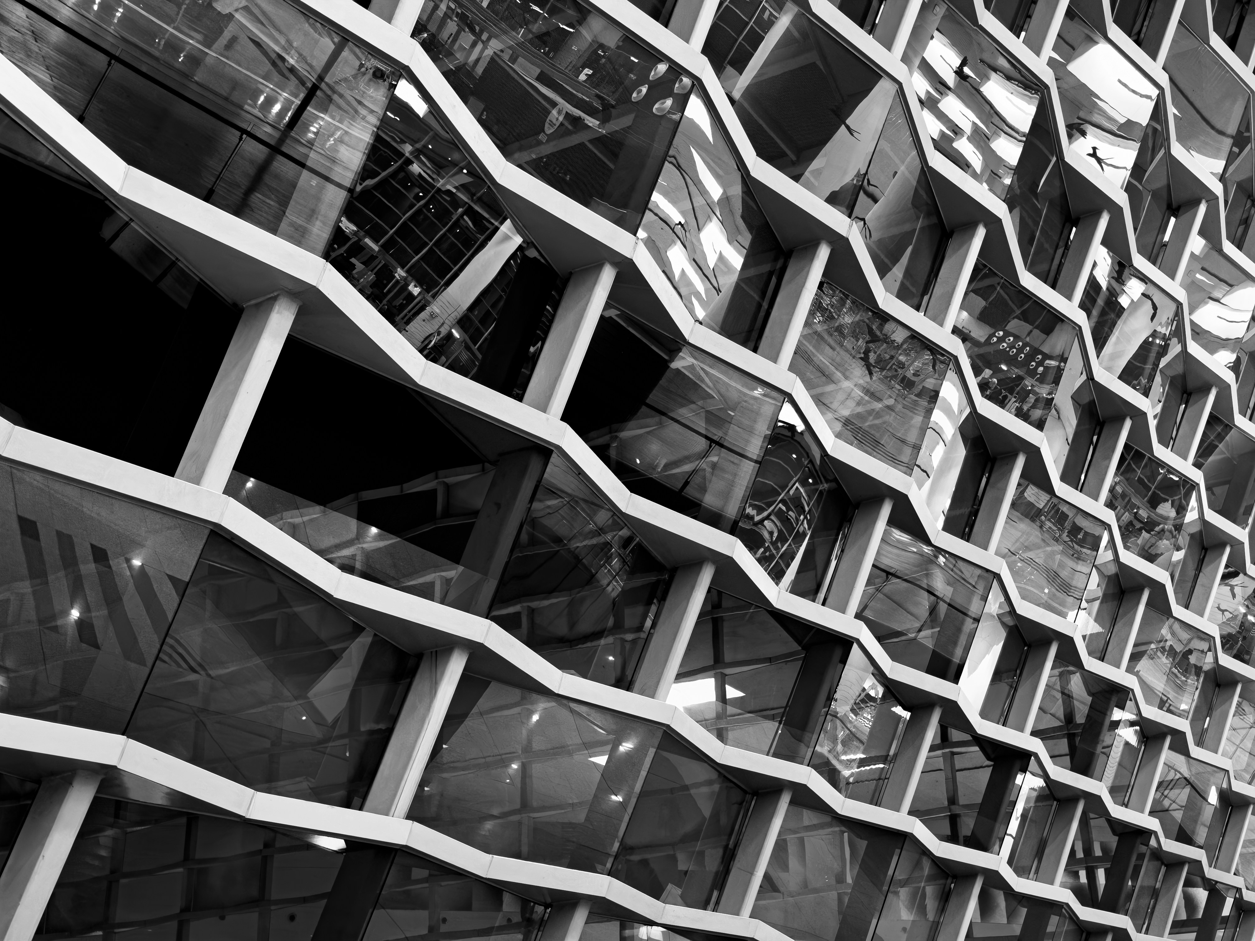 Moderne Gebäudefassade mit geometrischen Mustern