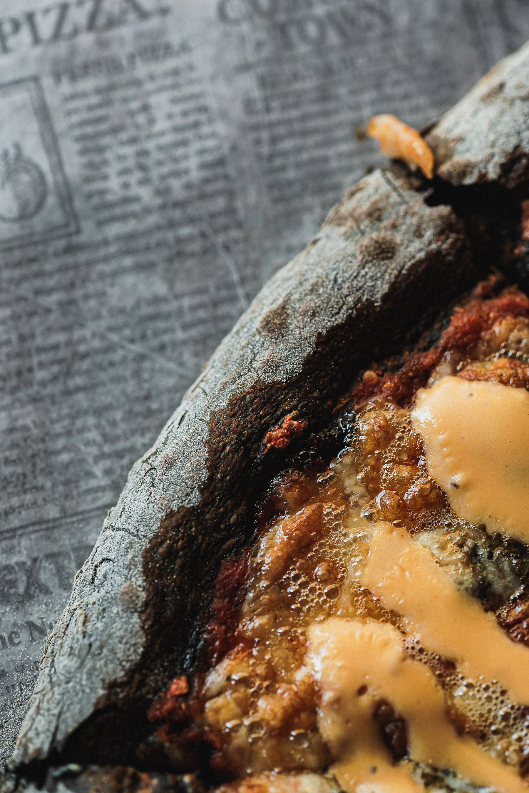 Zbliżenie na upieczoną pizzę i jej chrupiący brzeg