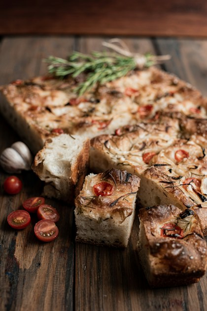 Focaccia aux tomates cerises rôties et au romarin, découpée en tranches