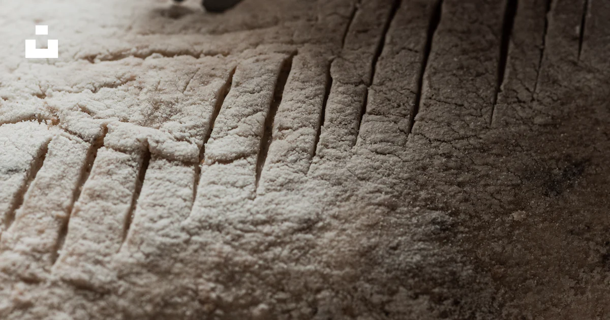 Baker scoring dough with a razor blade photo – Free Food Image on Unsplash