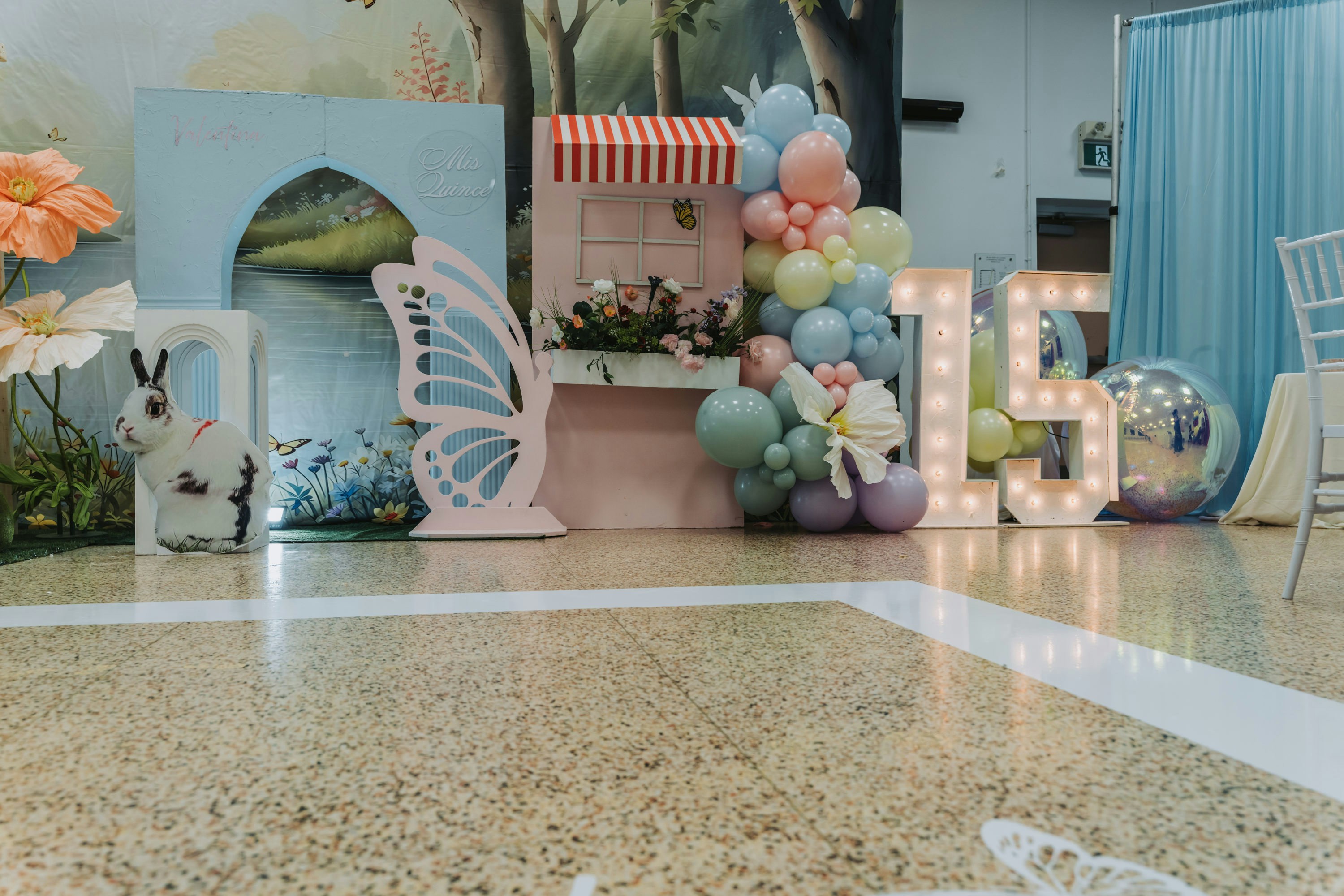 Birthday decorations with balloons and numbers 15