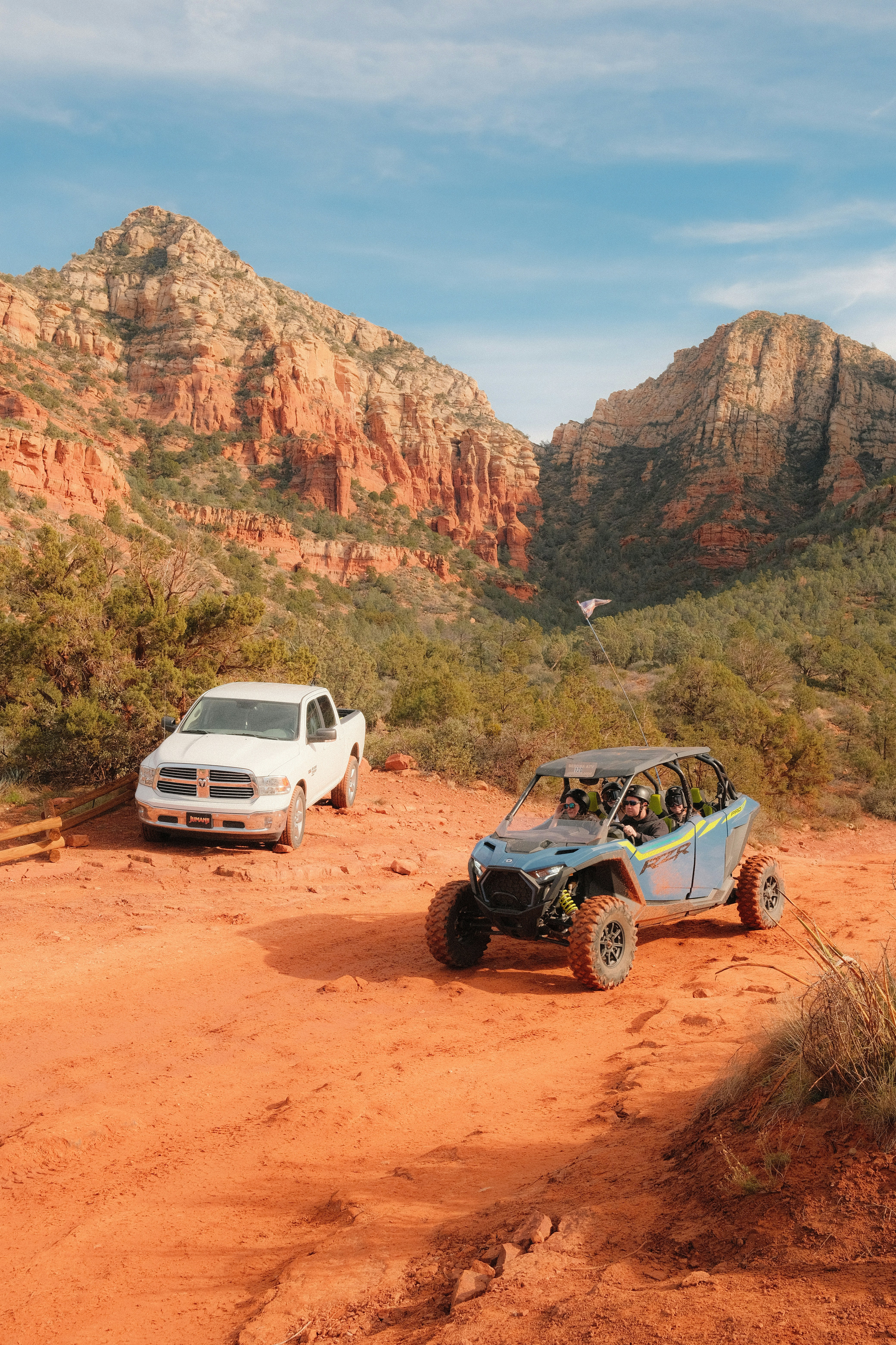 Zwei Geländefahrzeuge parkten auf einem staubigen Wüstenweg.