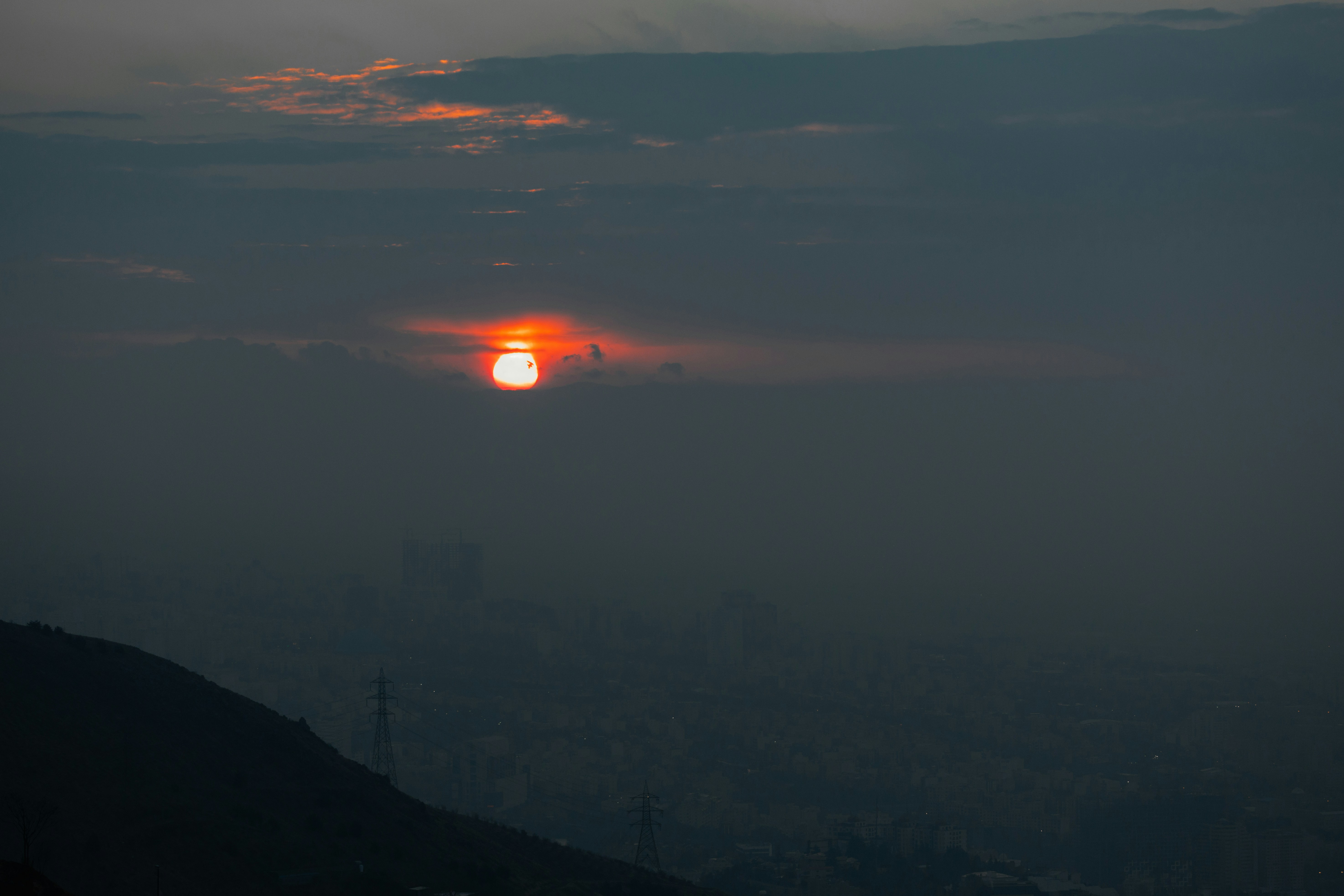 Urban smog sky wallpaper, ilustrasi artikel Smog & Skin: How Air Pollution Triggers Breakouts 4