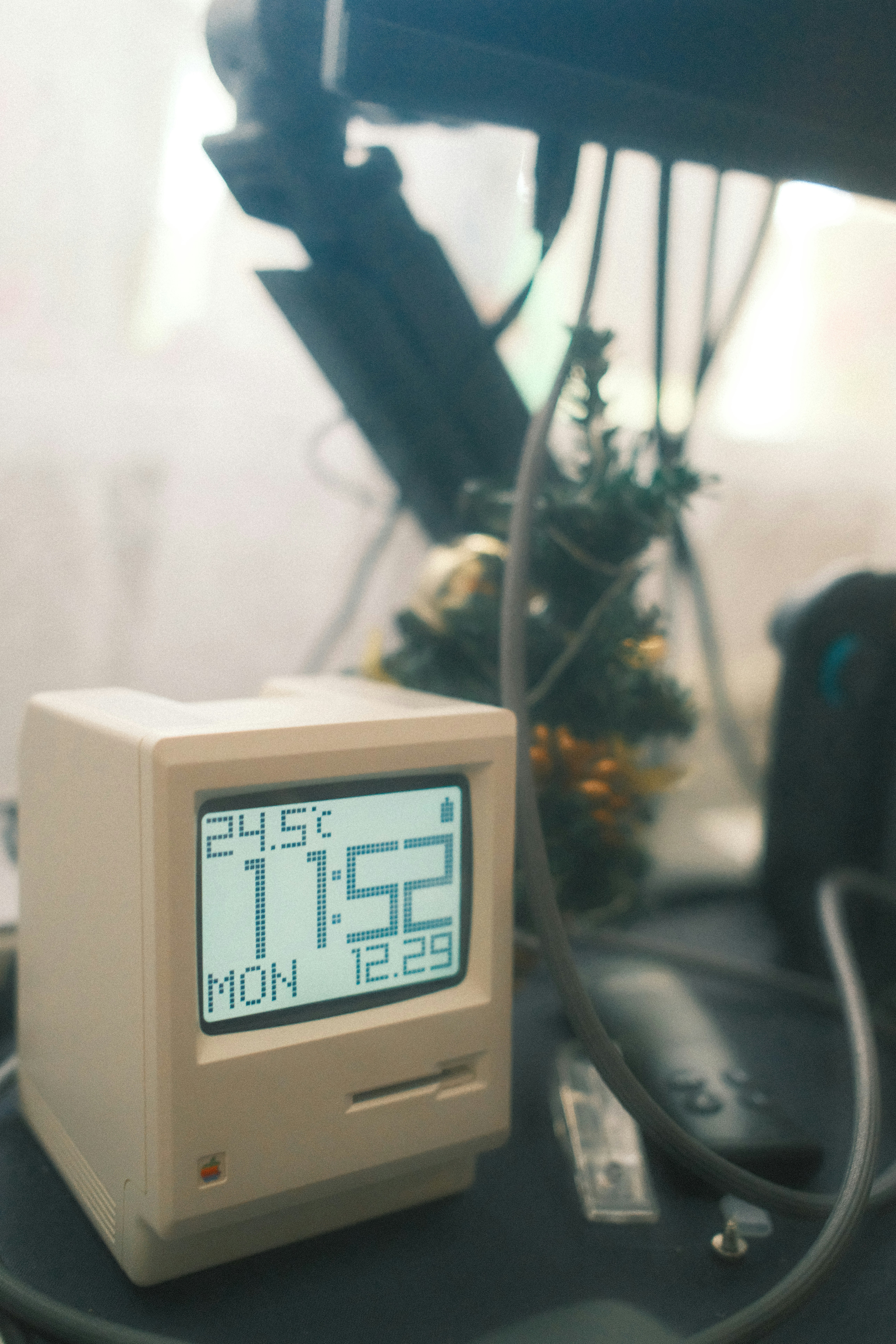 Orologio digitale retrò che mostra ora e data