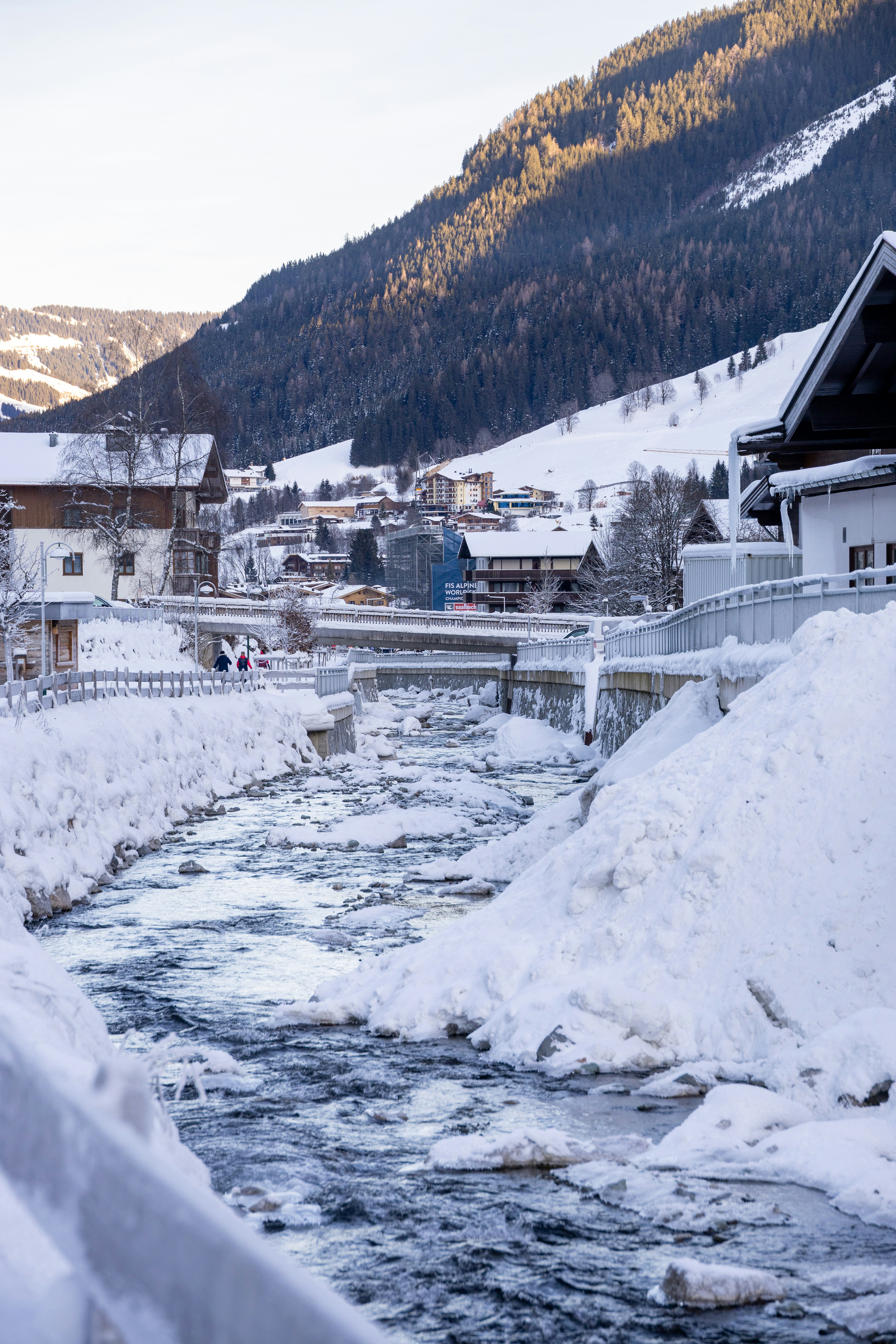Pueblo nevado con un río que lo atraviesa.