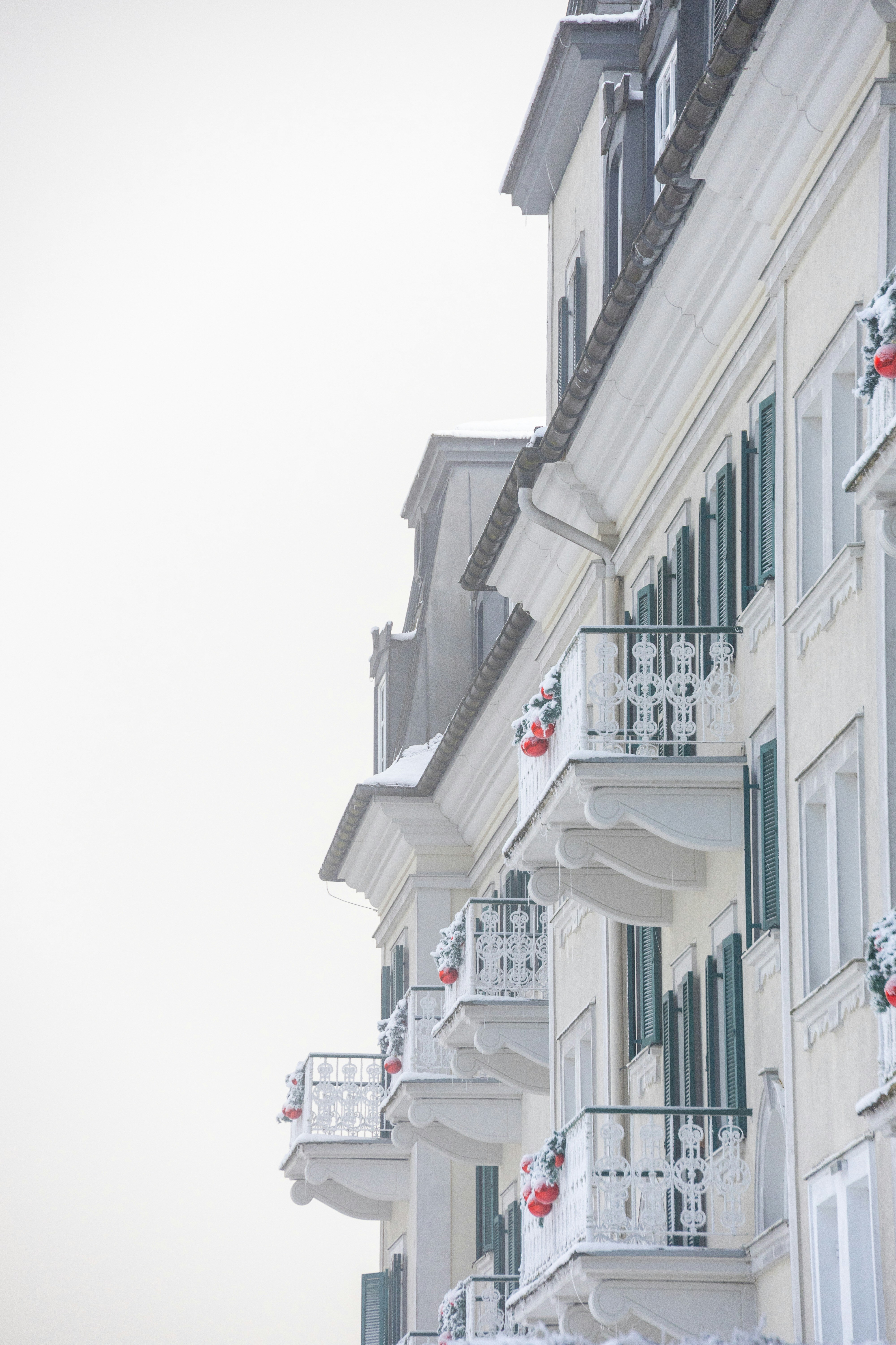 Edificio elegante con balcones en la nieve invernal.