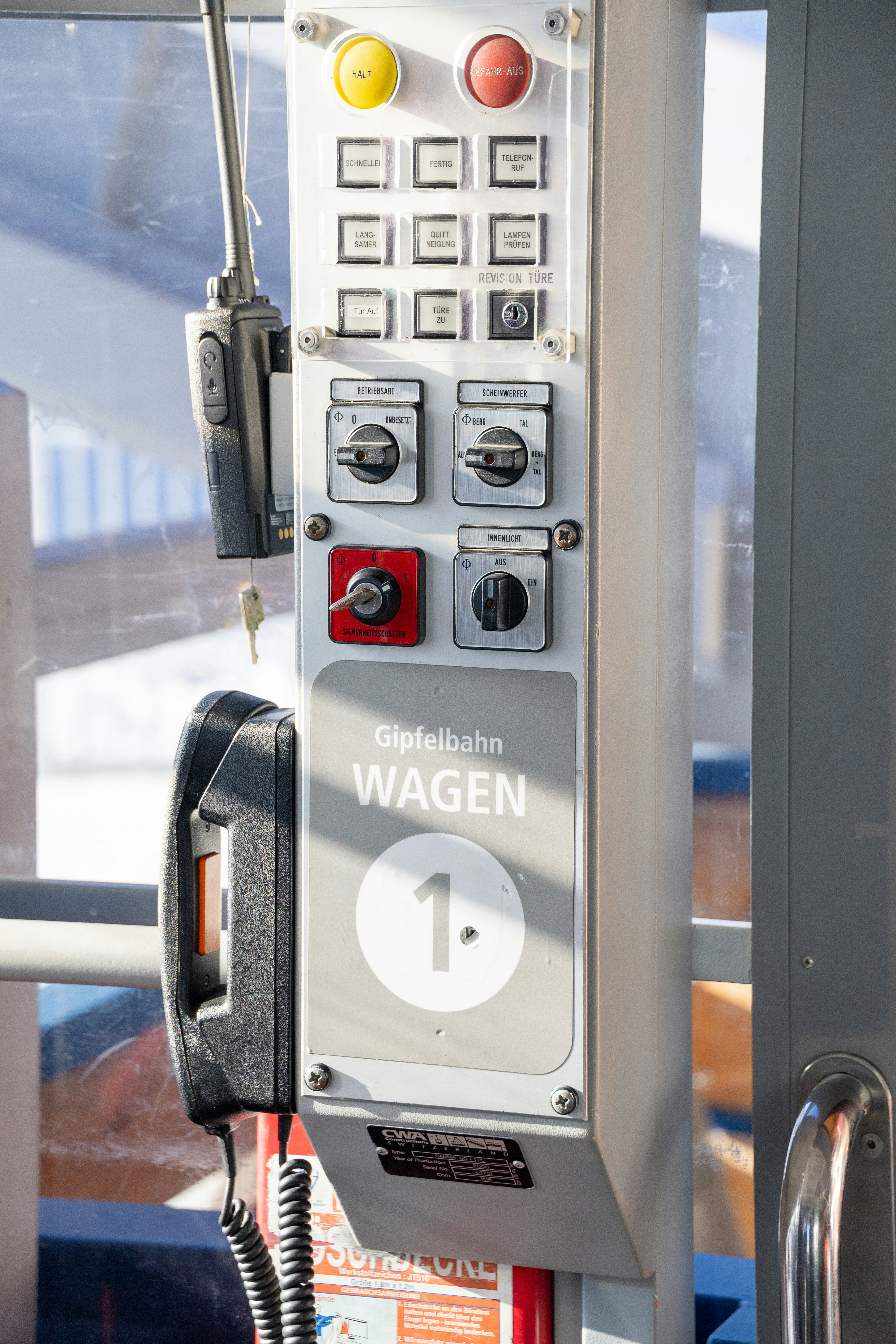 Panel de control para un telesilla con botones y teléfono.
