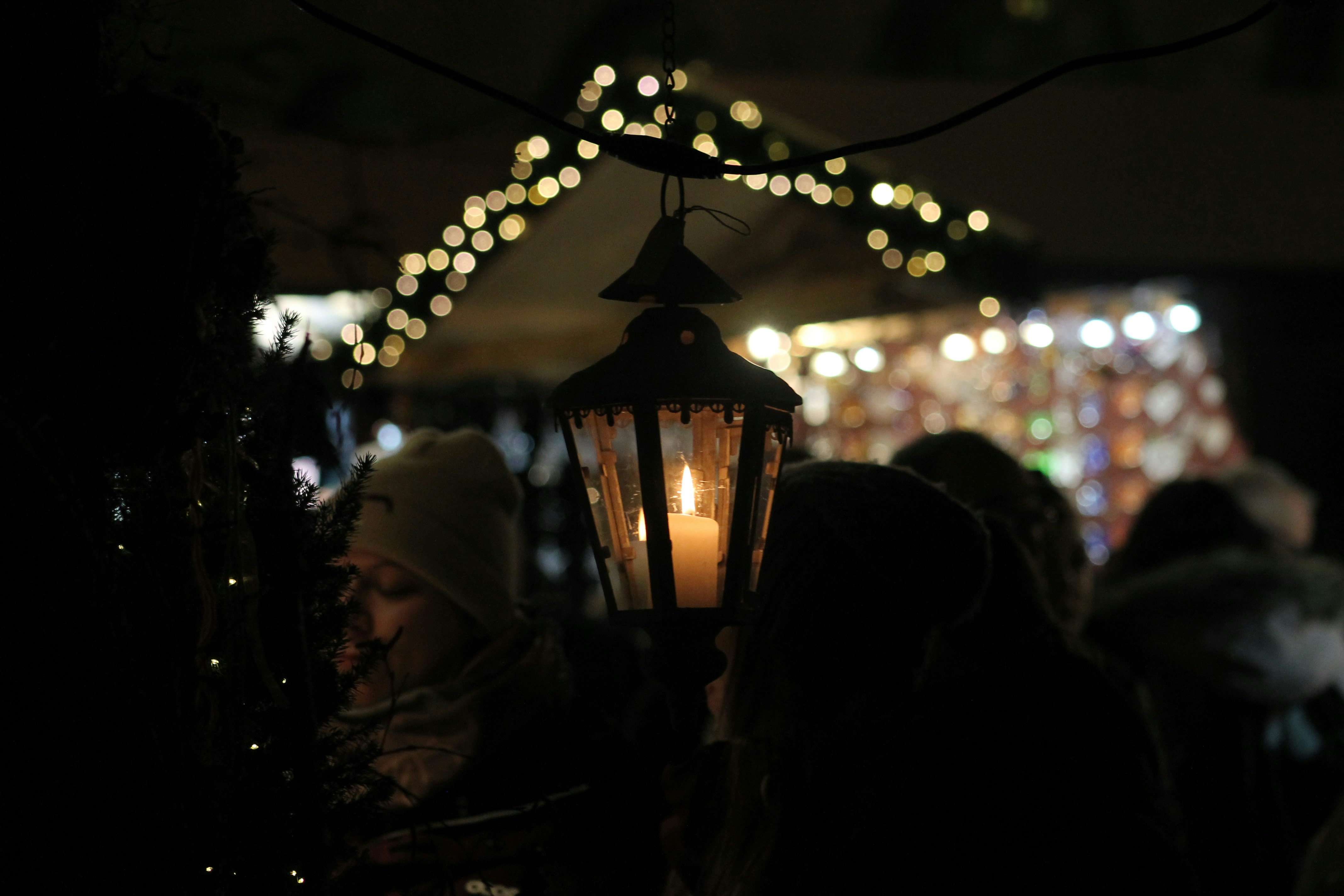Eine Kerze in einer Laterne mit Bokeh-Lichtern