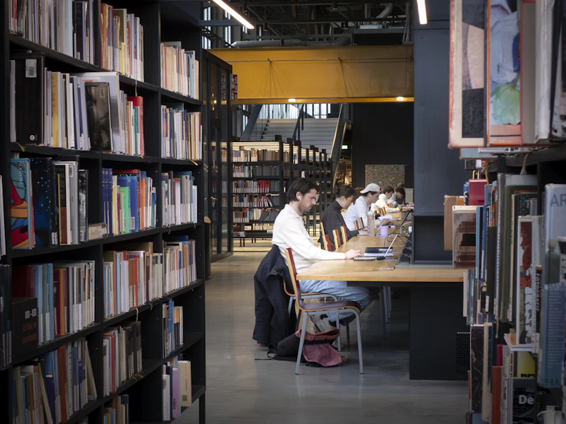 図書館で静かに学ぶ人たち——新しい知識への好奇心が黄色に惹かれる理由のひとつ