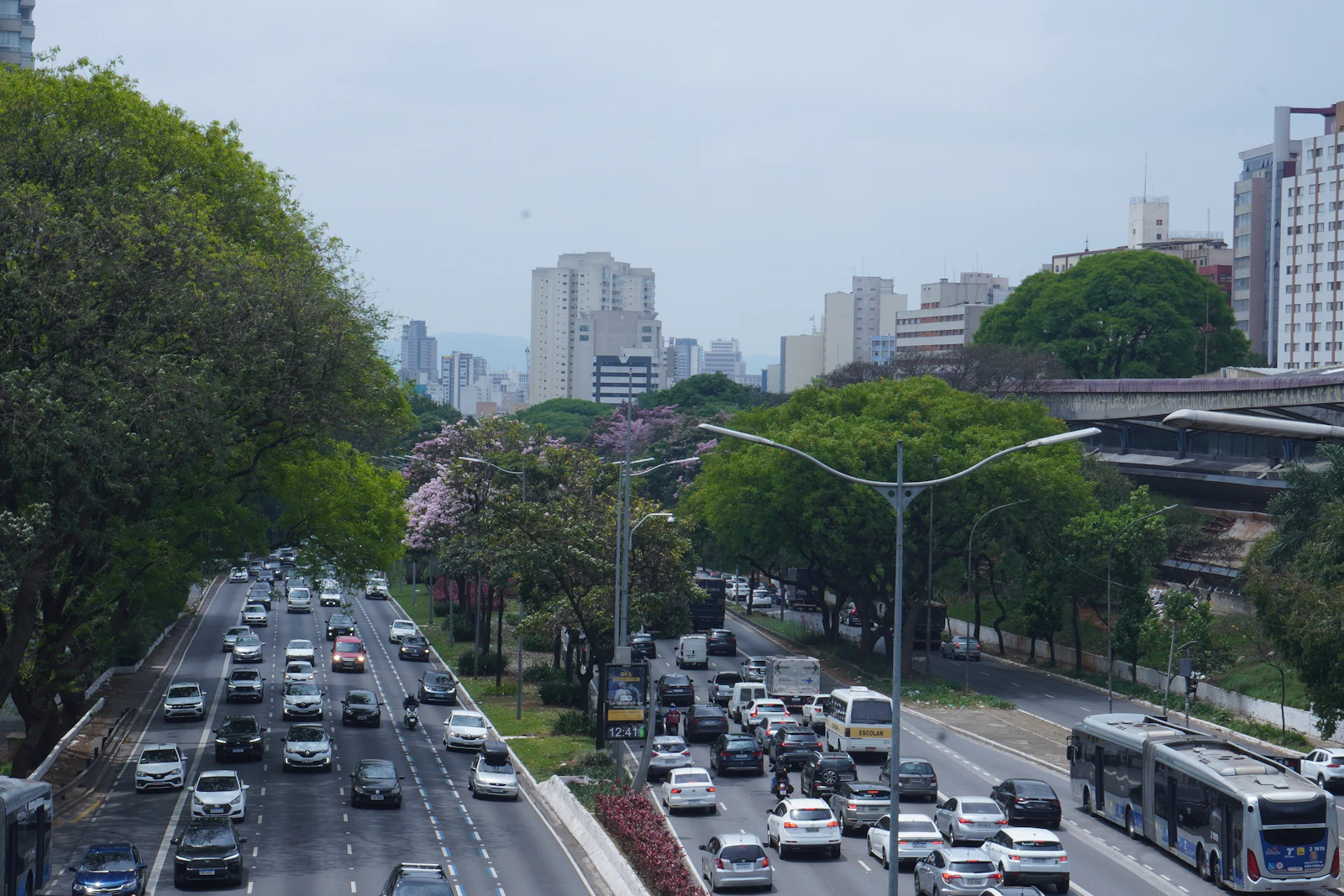 Heavy traffic on an urban highway in São Paulo