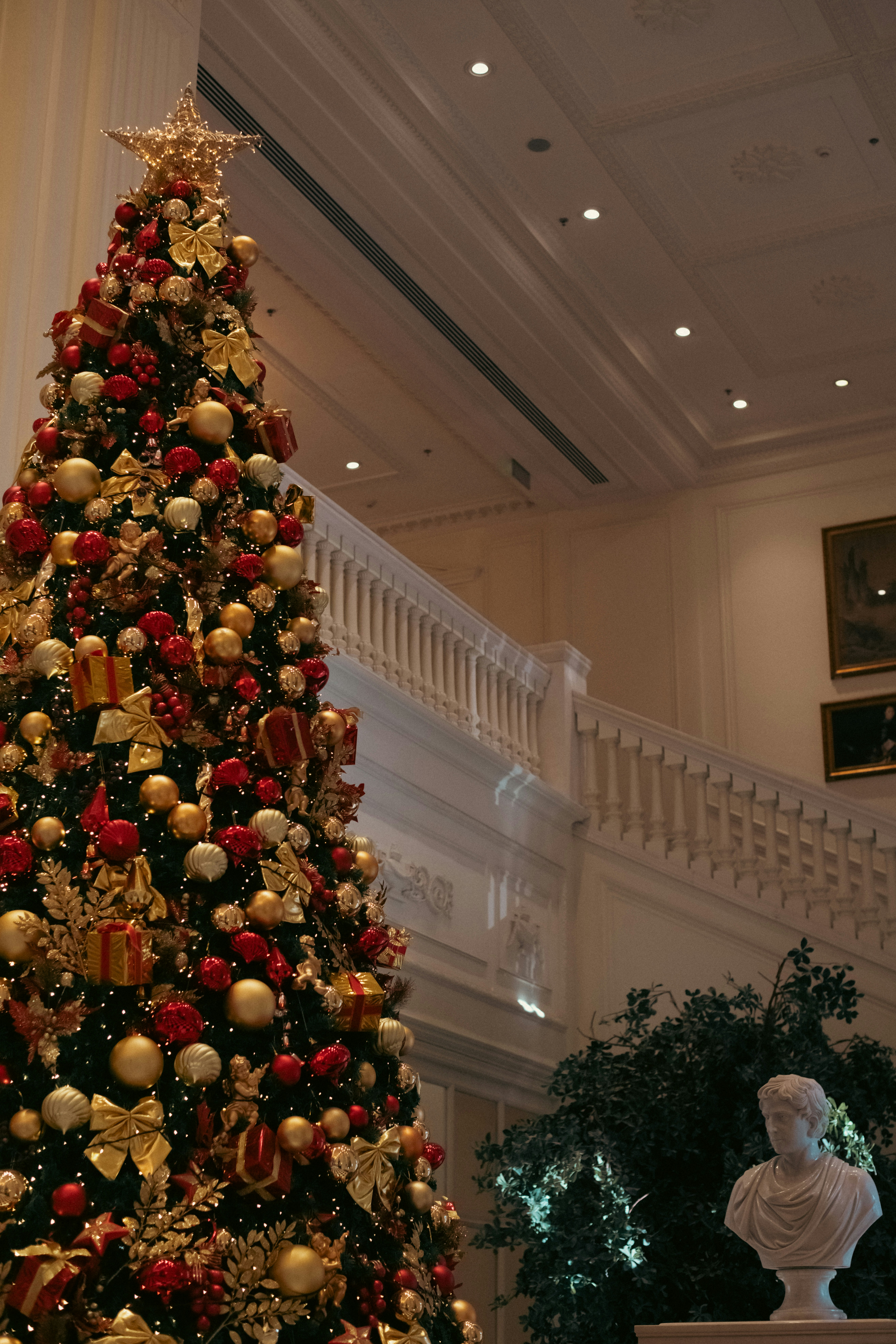 Ein geschmückter Weihnachtsbaum in einem prächtigen Innenraum.