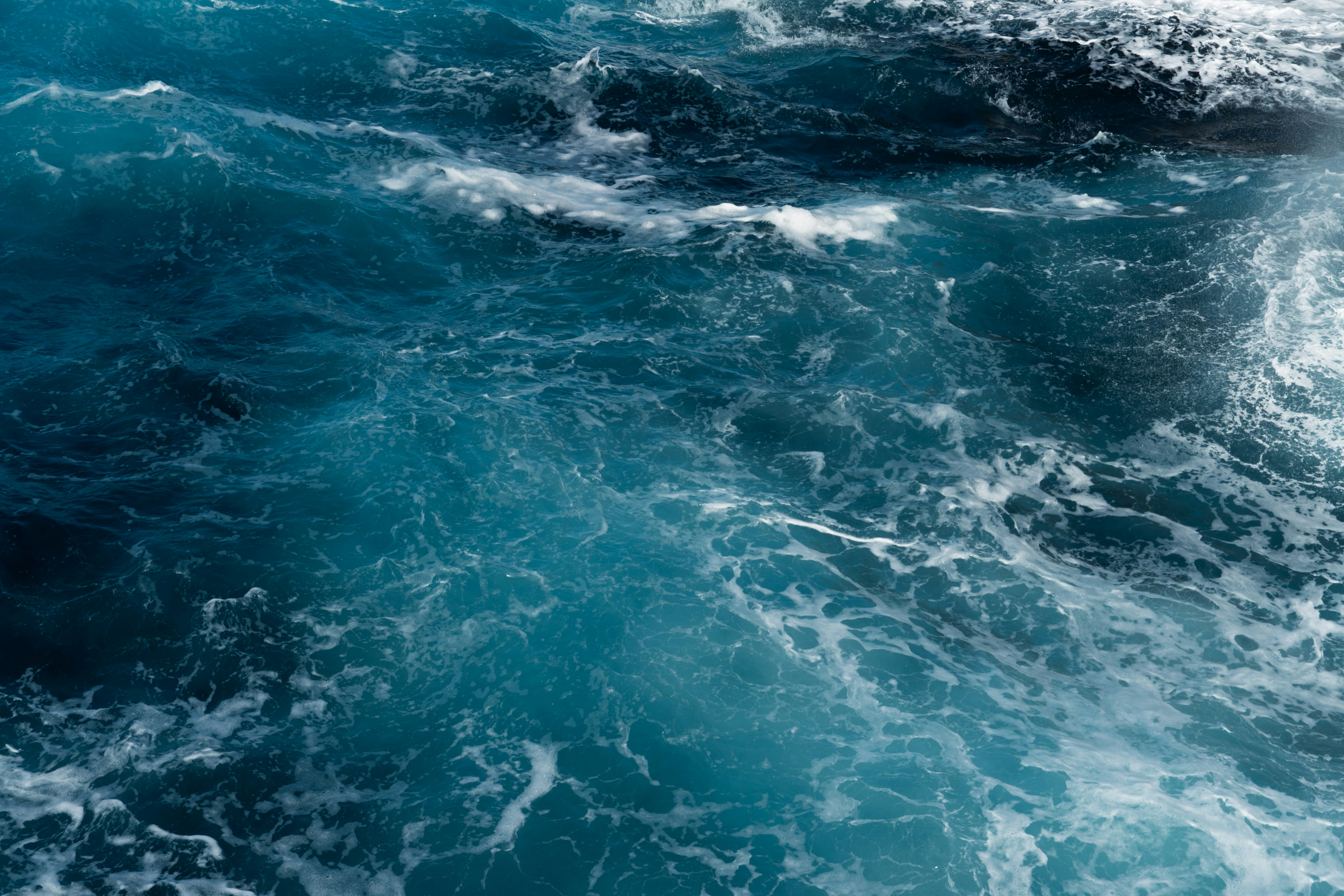 하얀 거품이 있는 짙은 푸른 바다 사진 – Unsplash의 무료 여행하다 이미지, image size:3000x2000