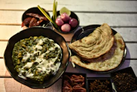 Paneer and spinach curry with flatbread