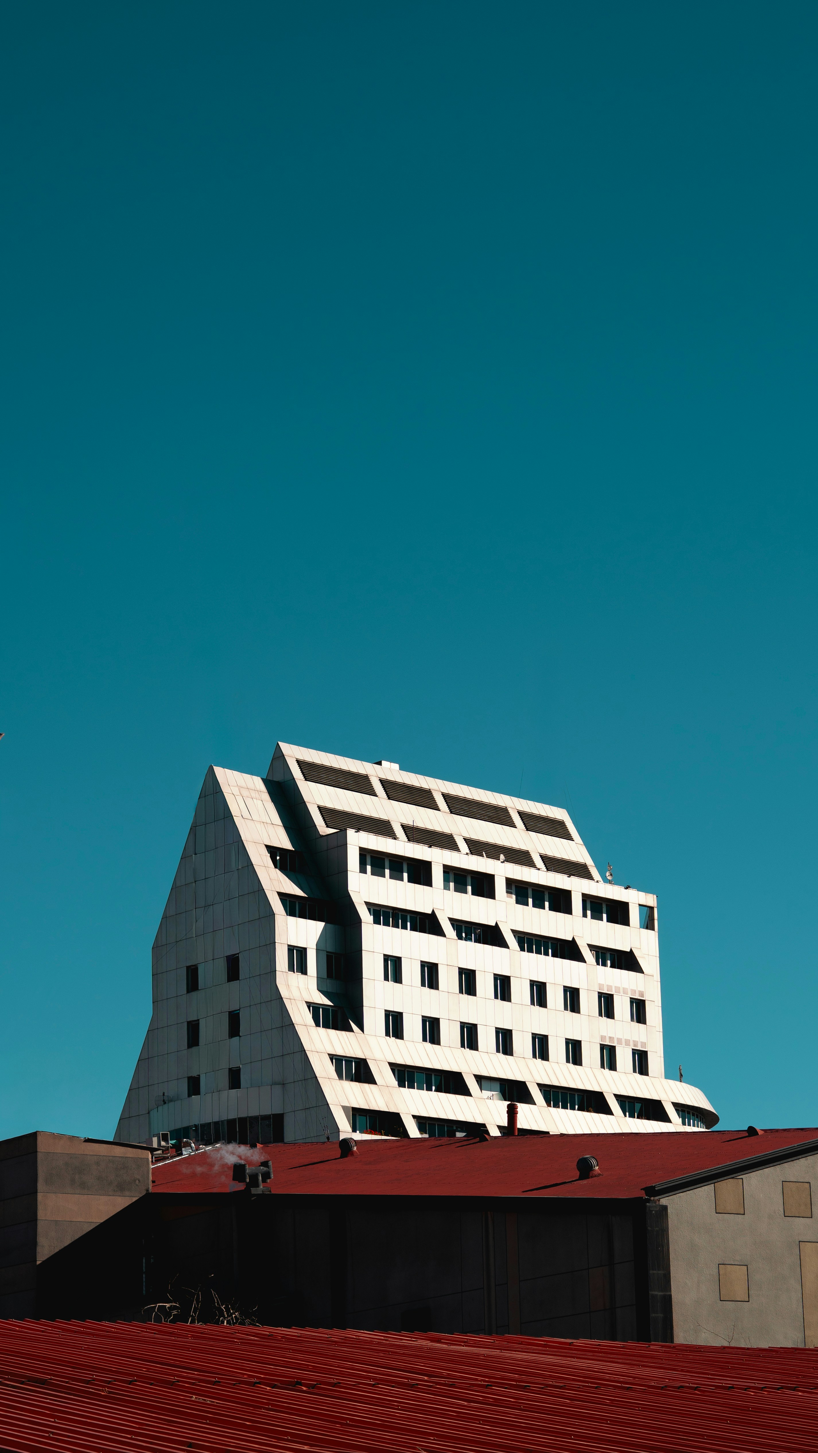 澄んだ青空を背景にした現代的な白い建物。