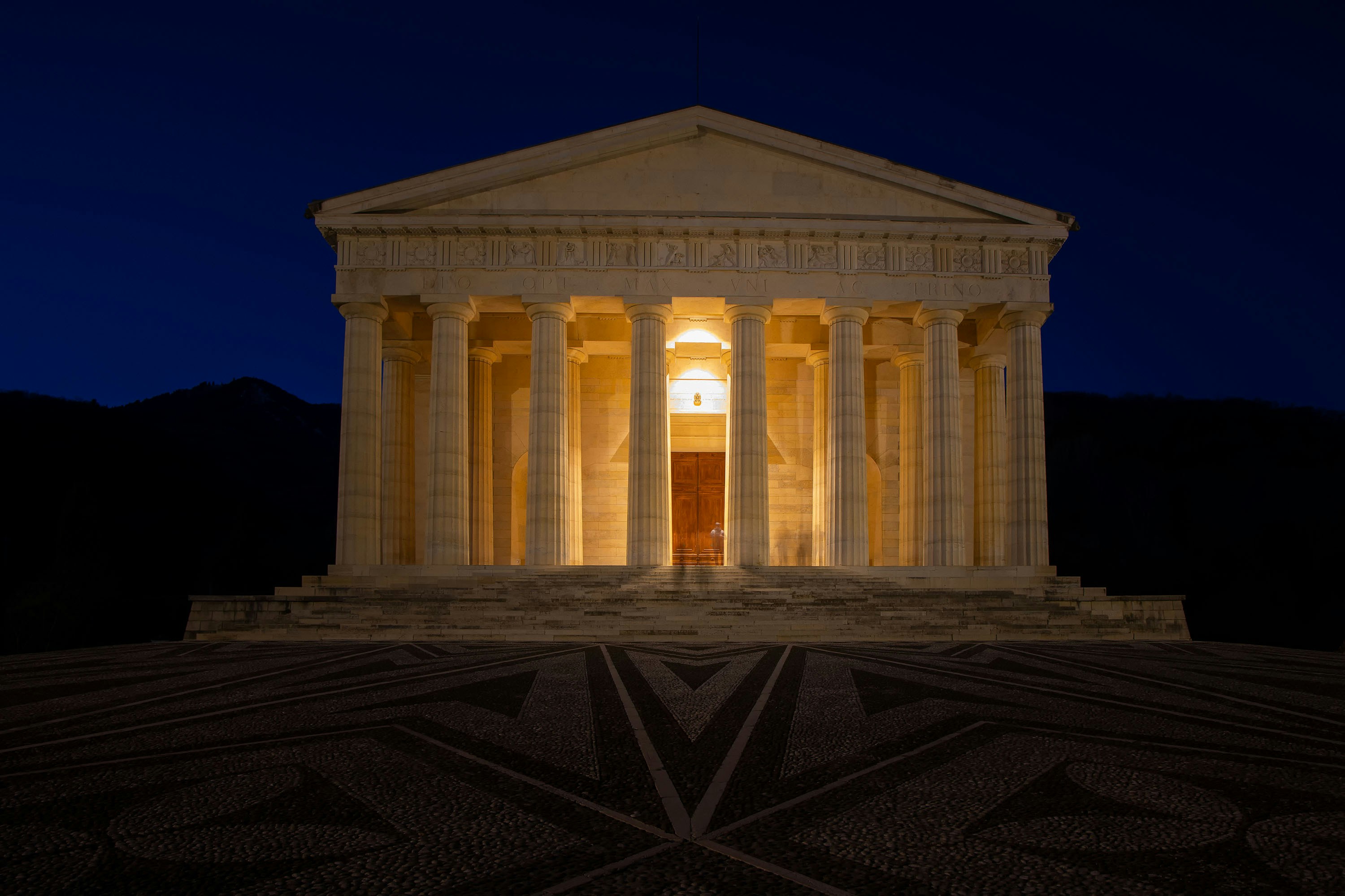 Altgriechischer Tempel nachts unter dunklem Himmel erleuchtet