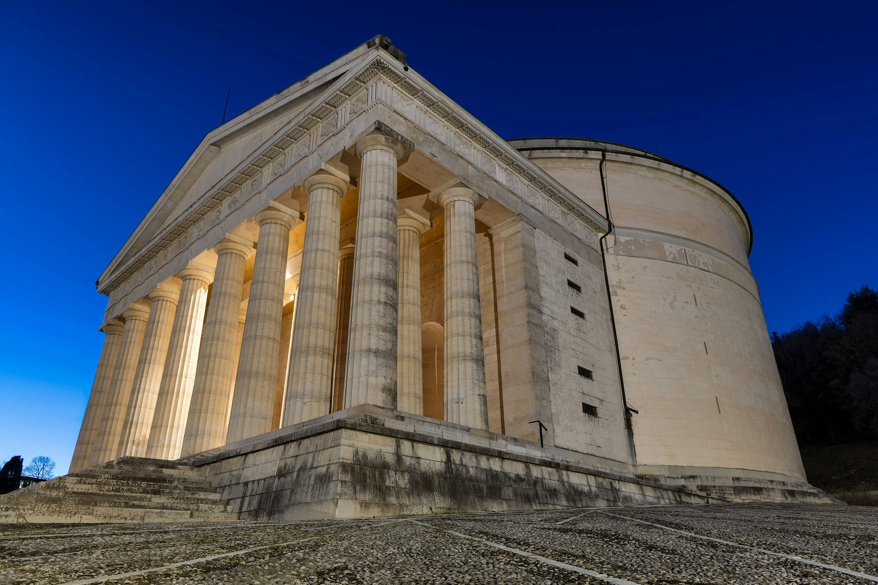 Neoklassizistischer Tempel mit Säulen vor dunkelblauem Himmel