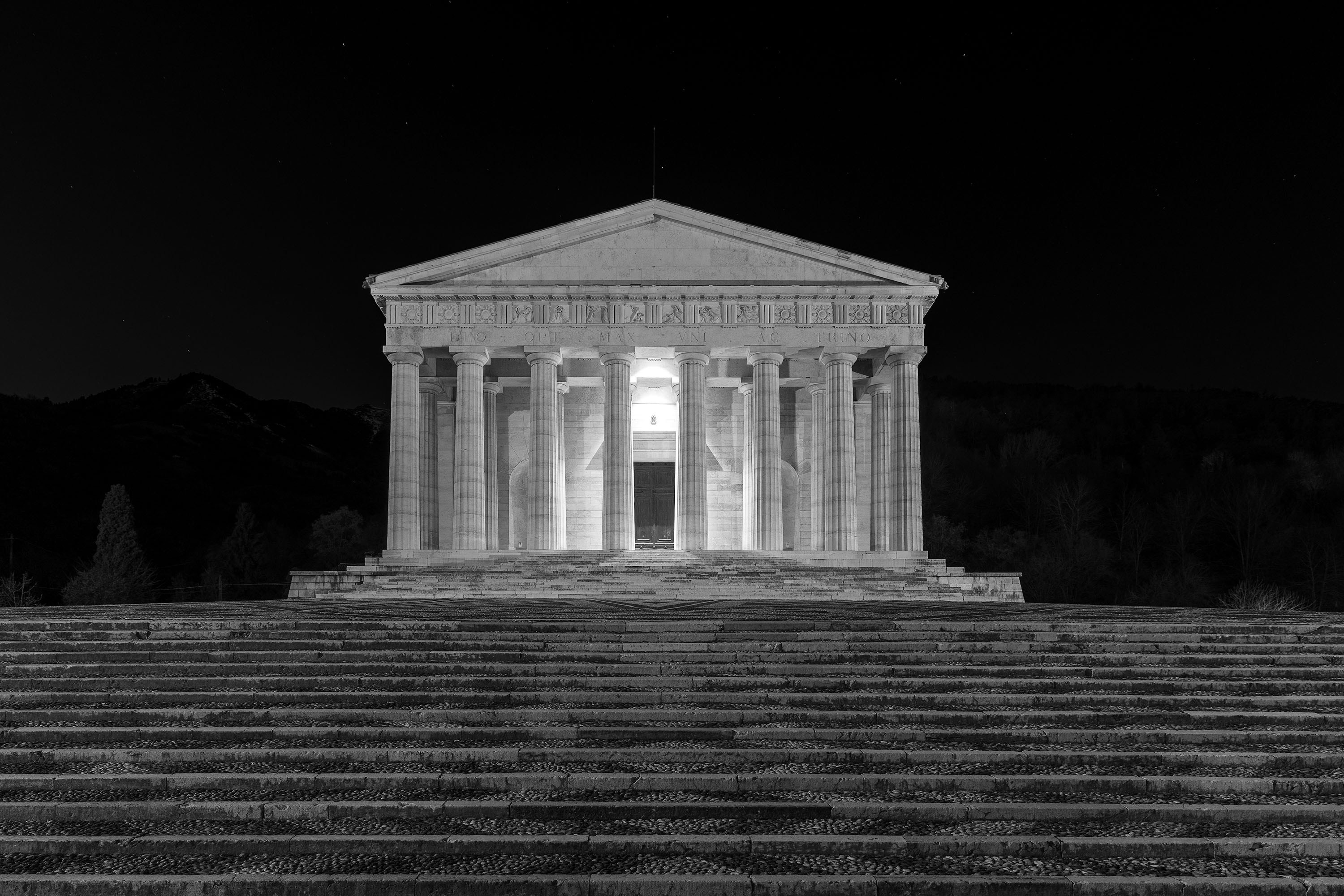 Altgriechischer Tempel, nachts von Sternen erleuchtet