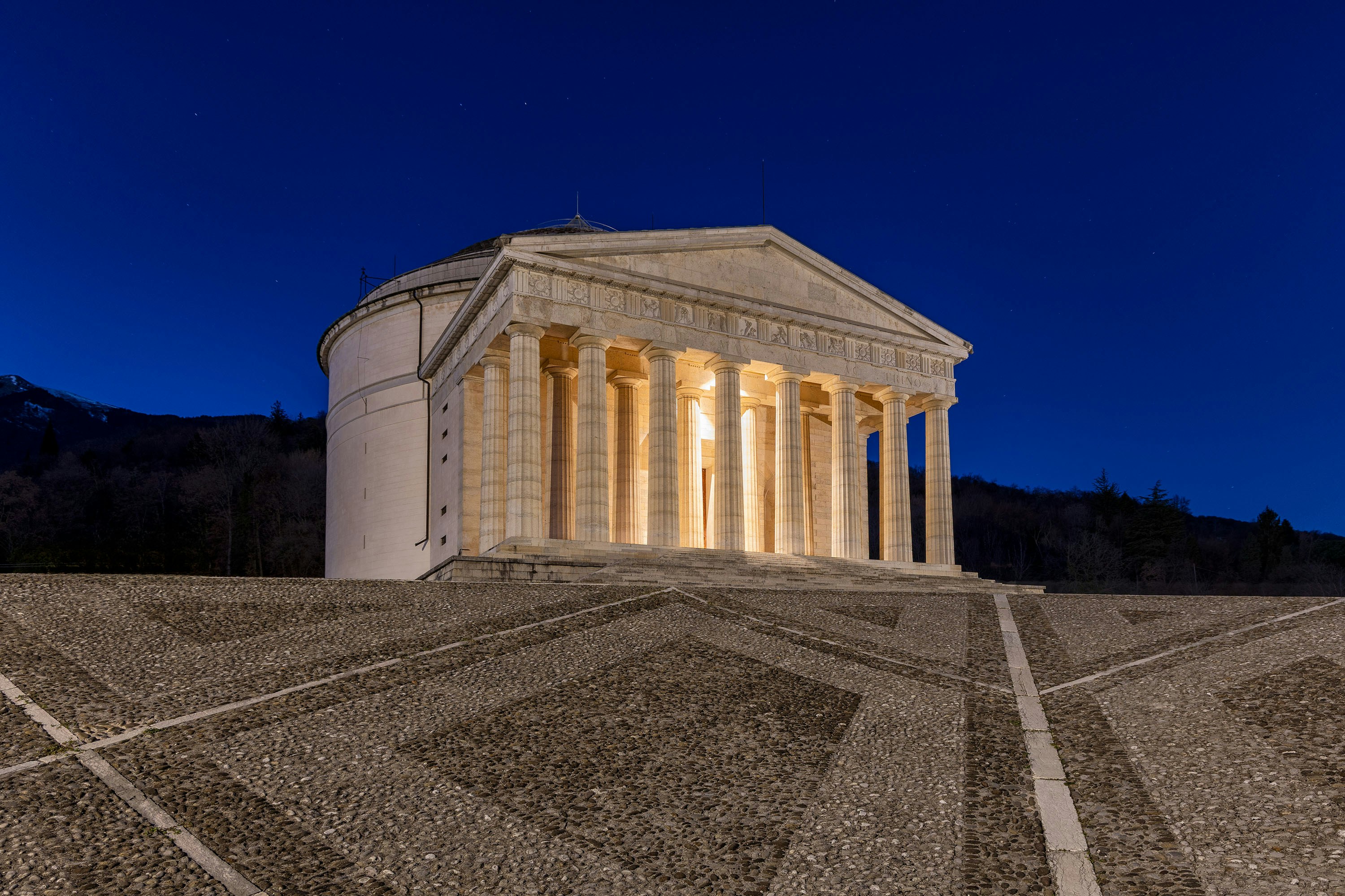 Neoklassizistischer Tempel, nachts gegen einen dunklen Himmel erleuchtet