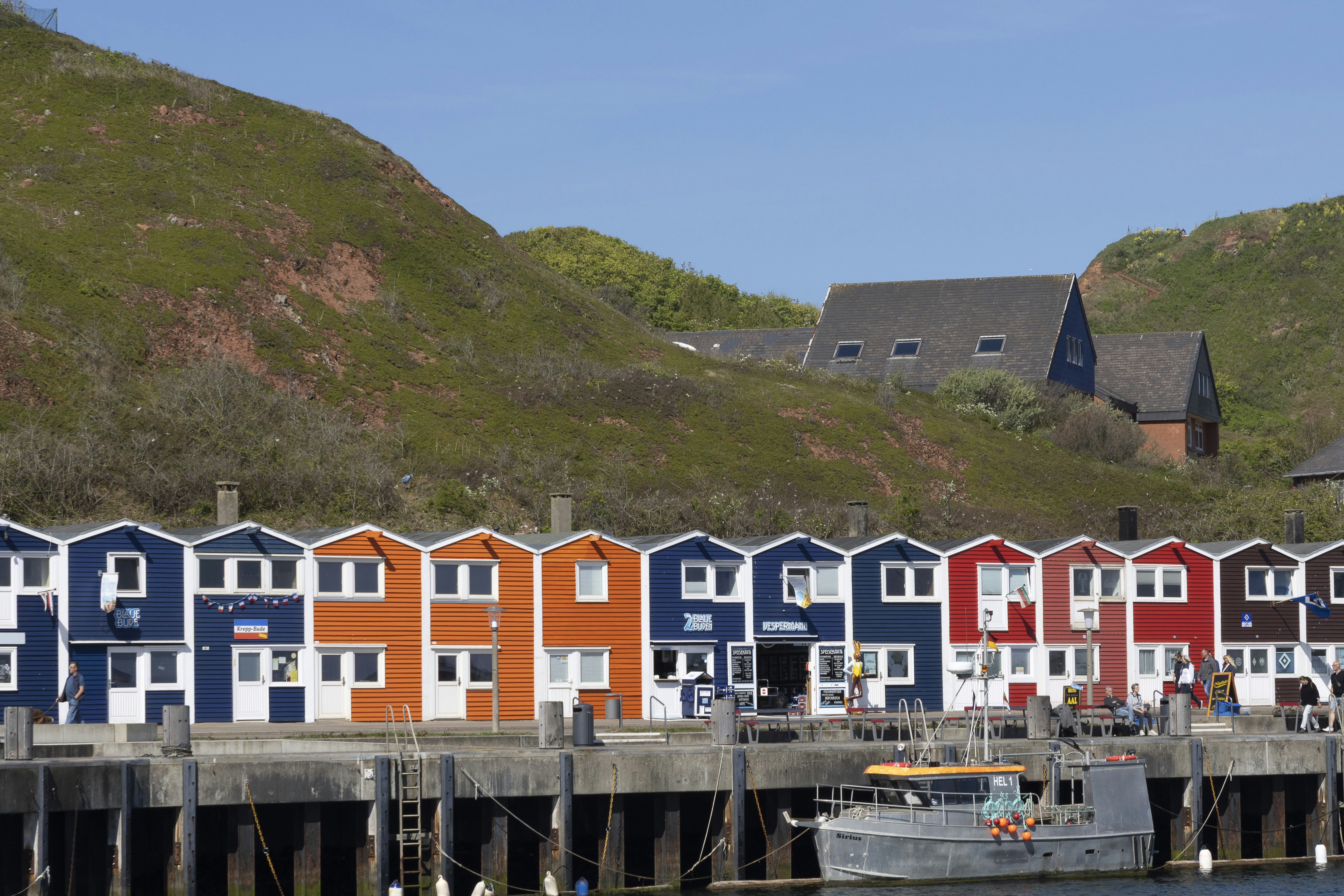물가에 늘어선 다채로운 집들이 늘어서 있다