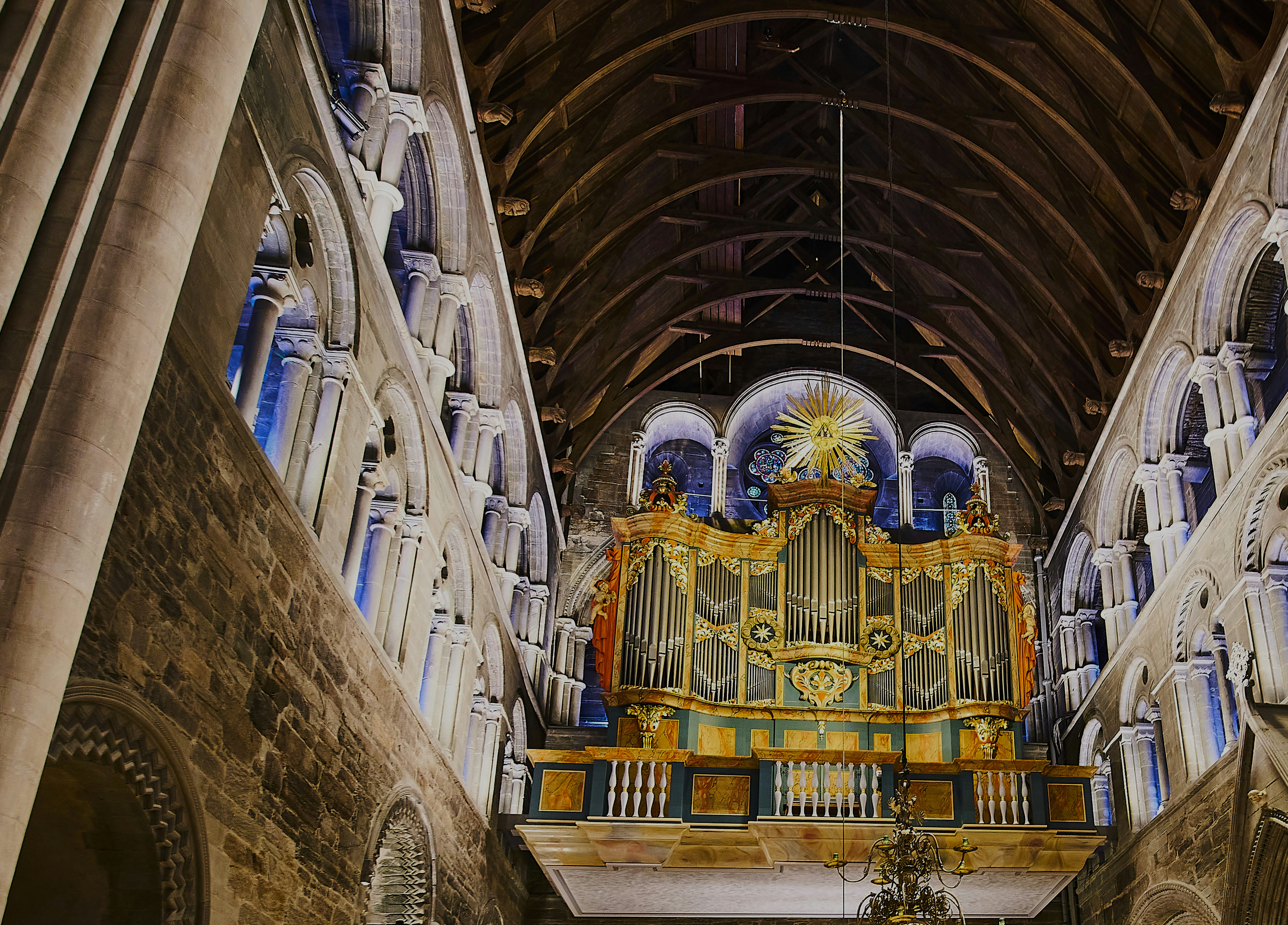 Große Pfeifenorgel in einer Steinkirche mit Holzdecke