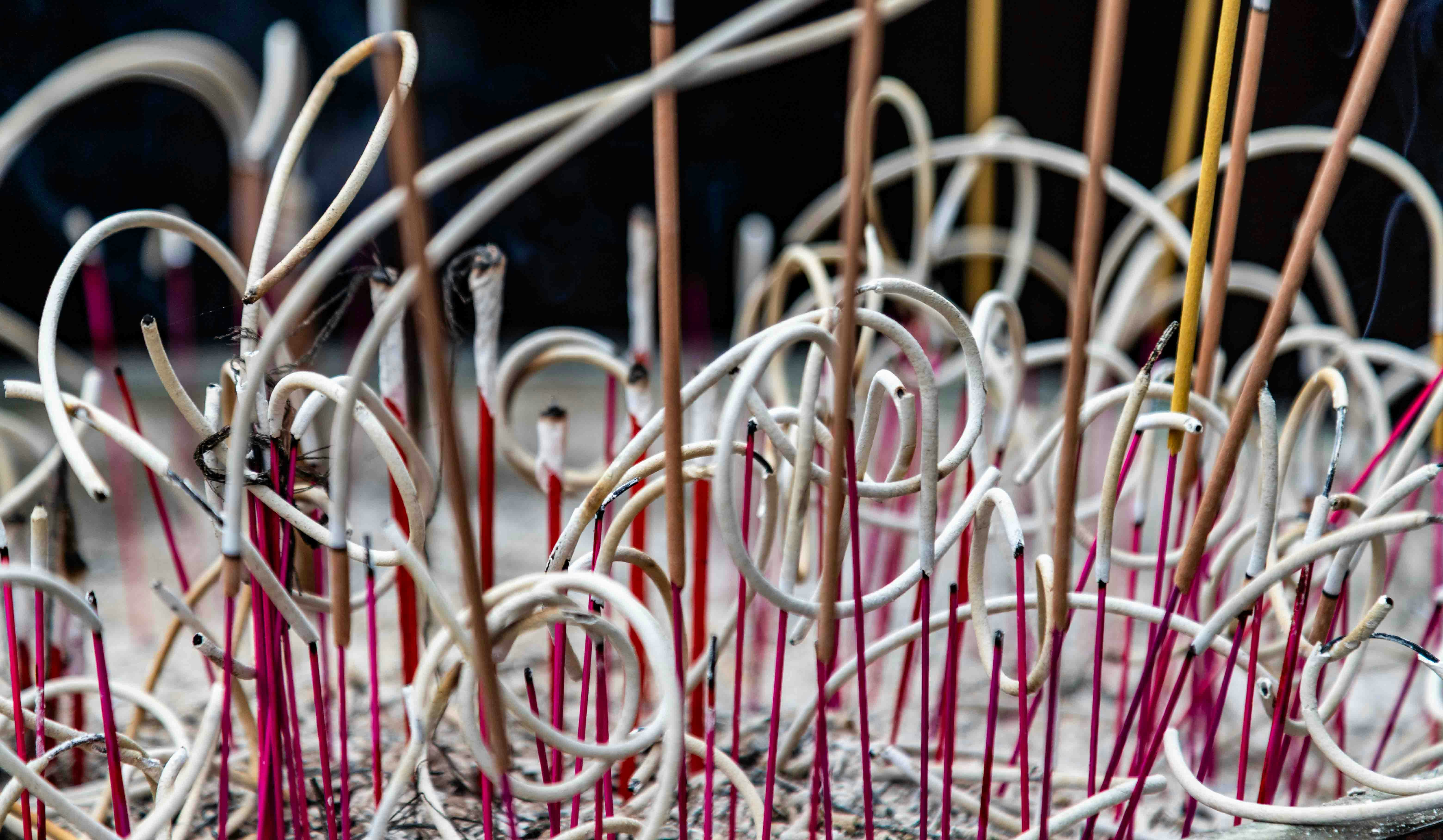 煙を渦巻く香の棒